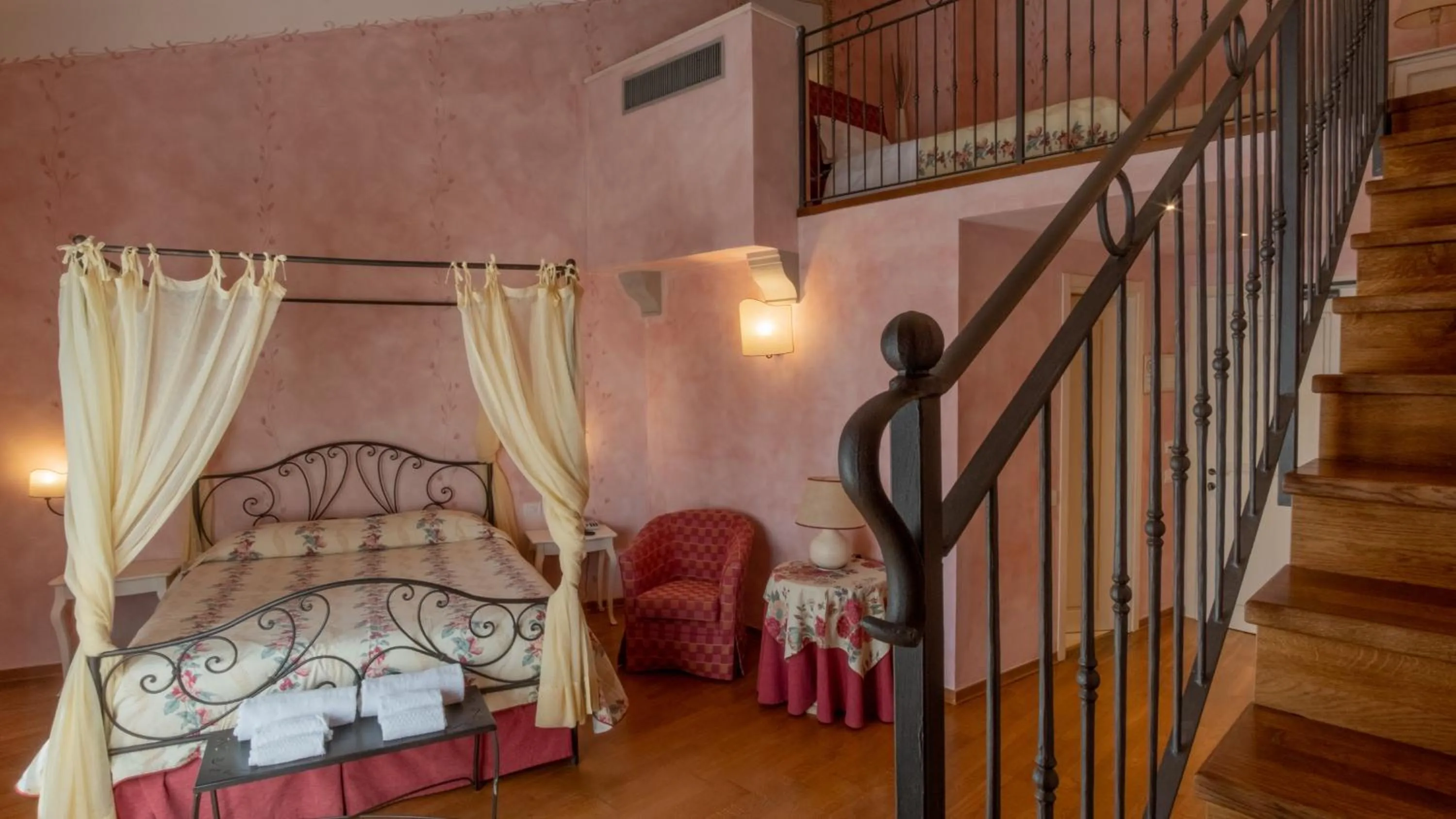 Photo of the whole room, Bed in Hotel Borgo Di Cortefreda - Place of Charme