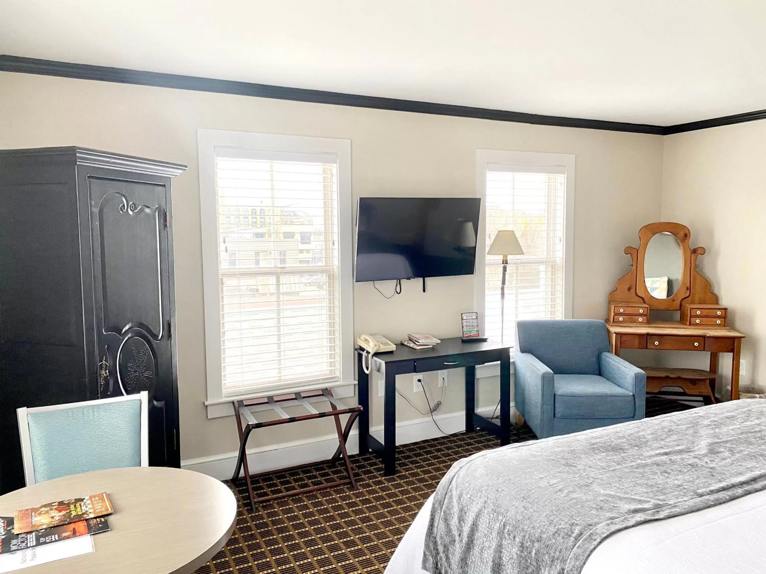 Bed in Harbor House Inn