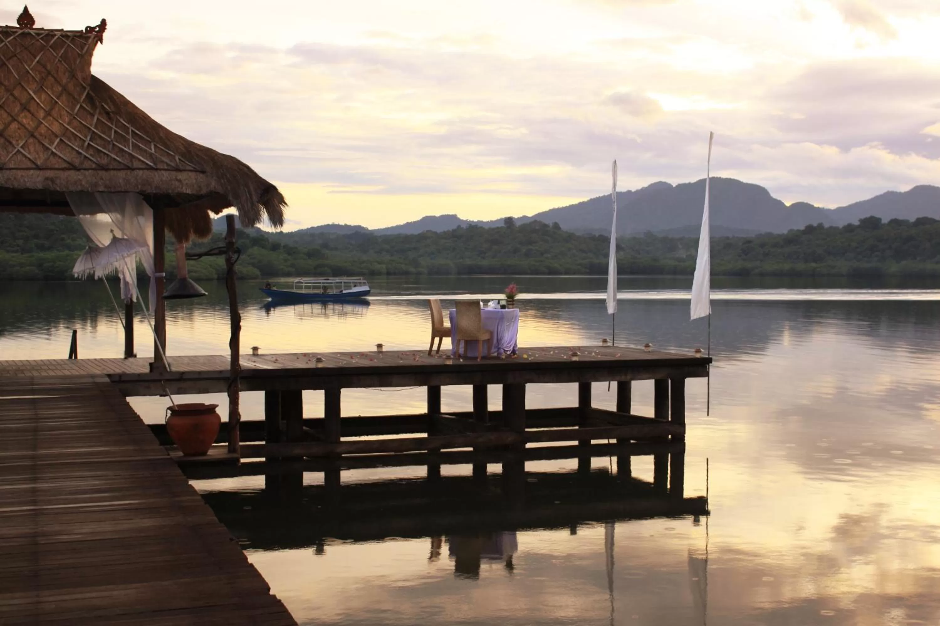 Restaurant/places to eat in Naya Gawana Resort & Spa