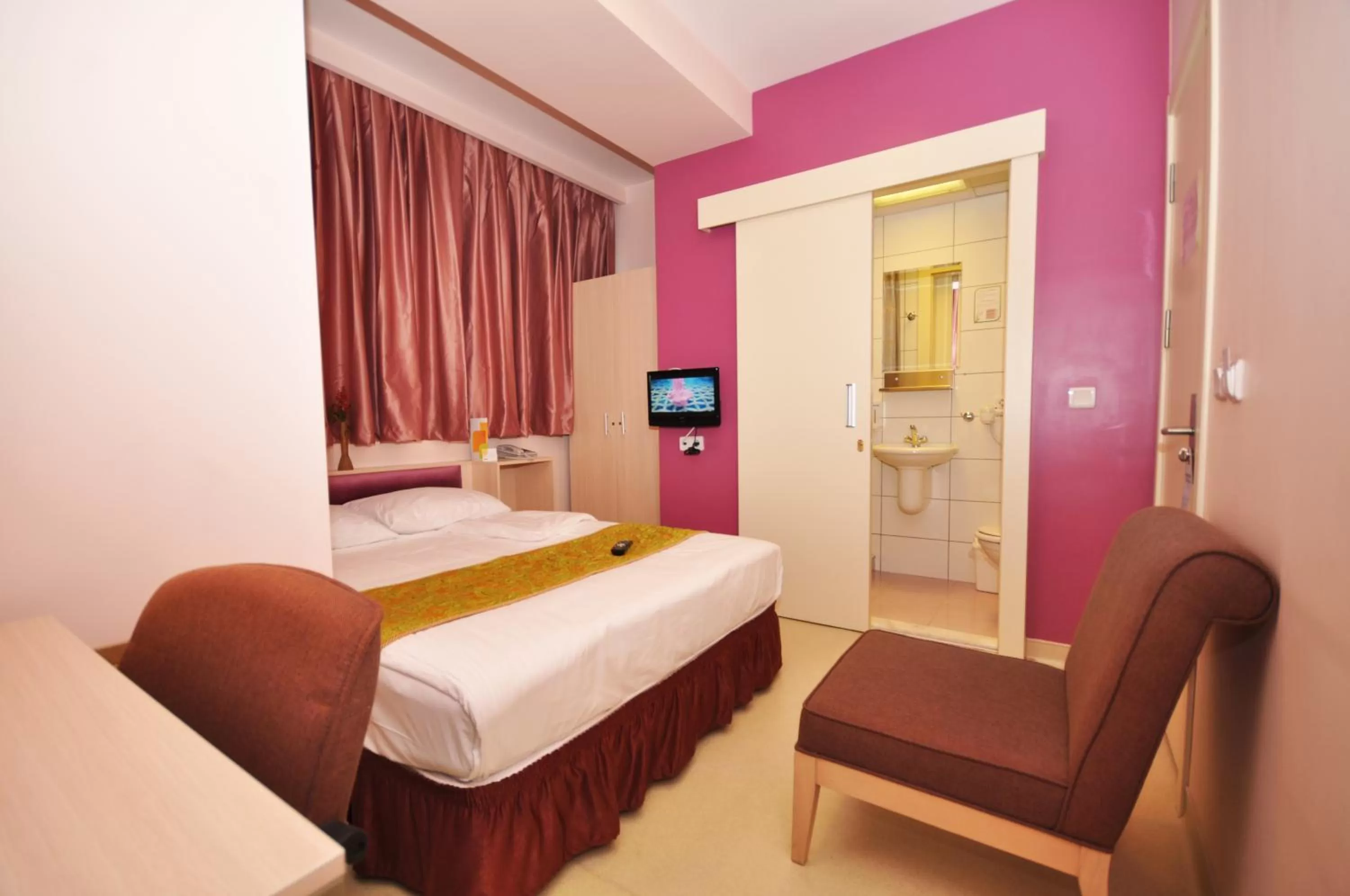 Photo of the whole room, Bed in Han Hotel