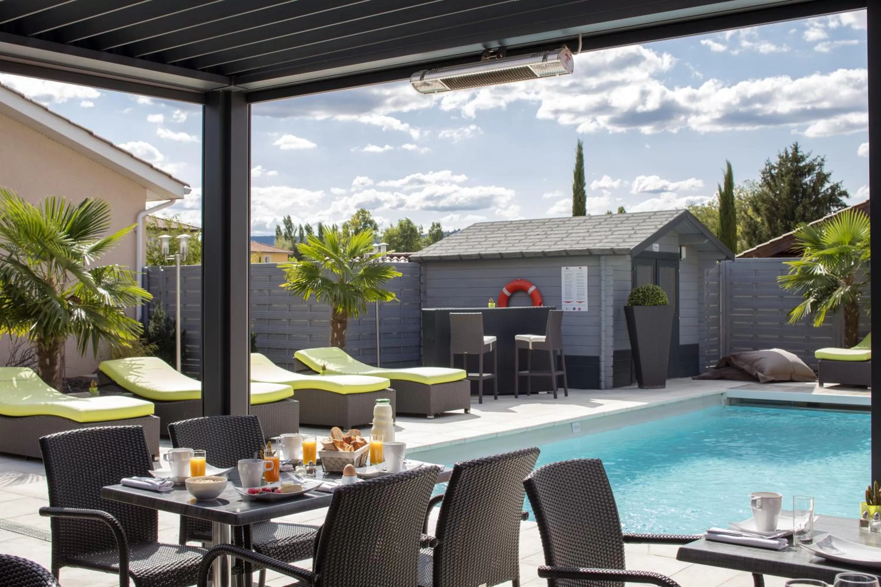 Patio in Contact Hôtels Les Pierres Dorées