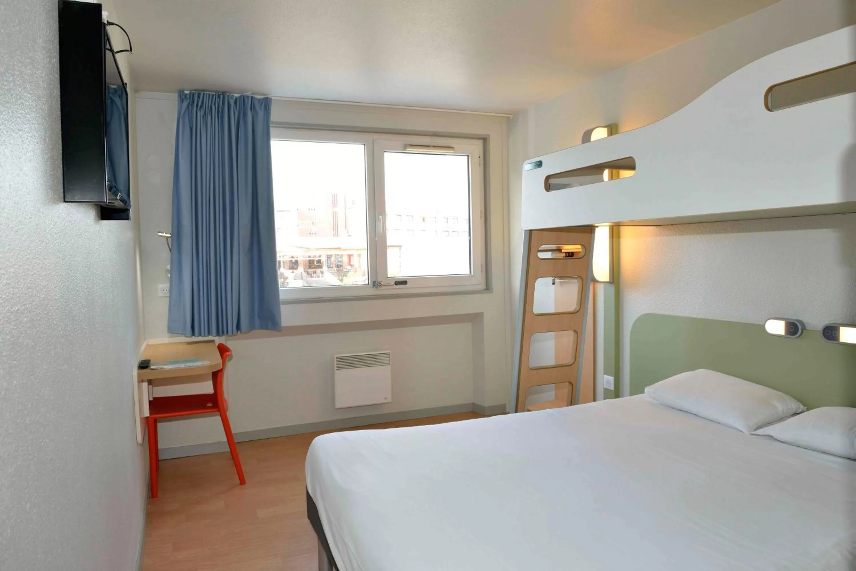 Photo of the whole room, Bed in ibis budget Bordeaux Lac