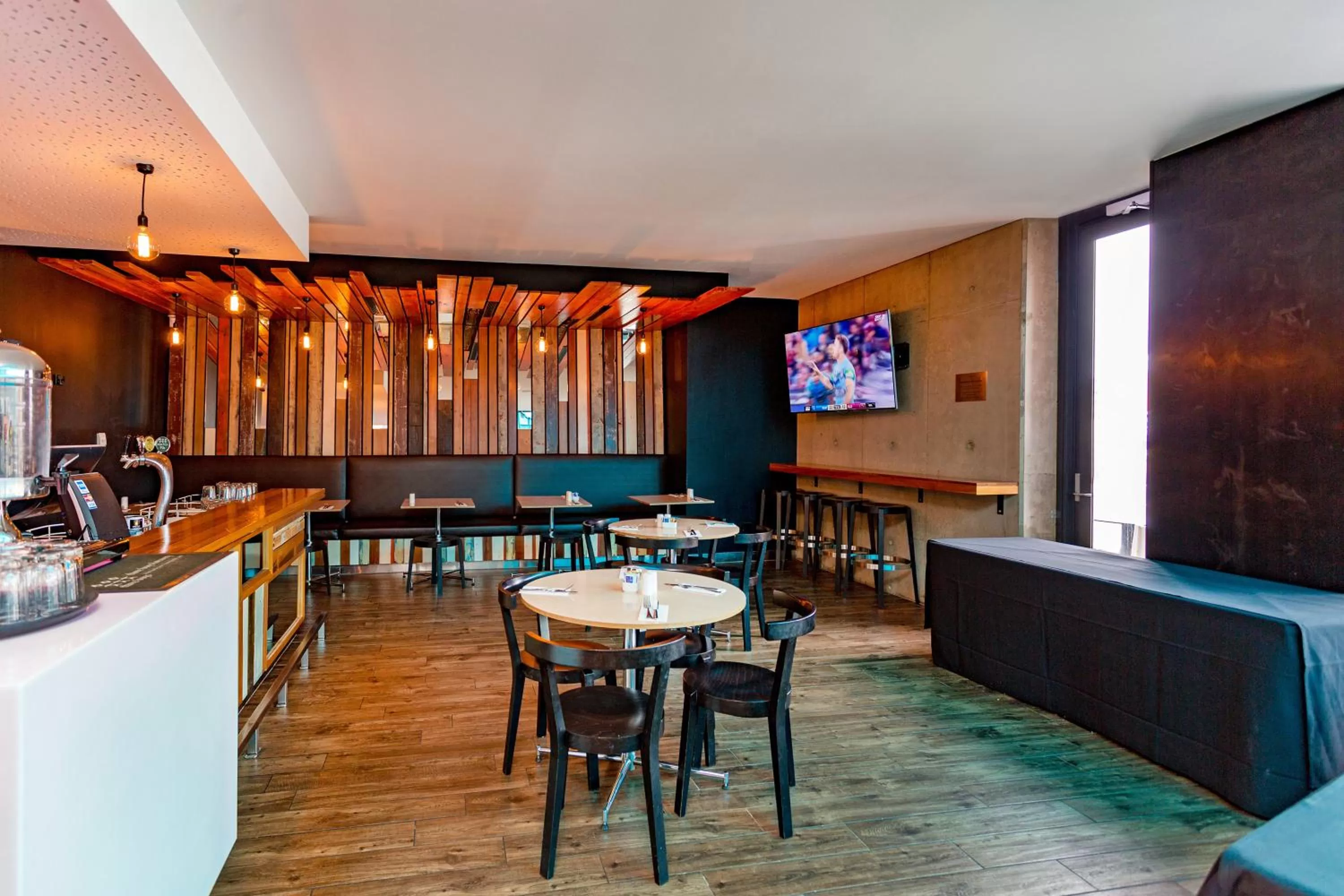 Restaurant/places to eat in BreakFree on Cashel, an Accor Hotel