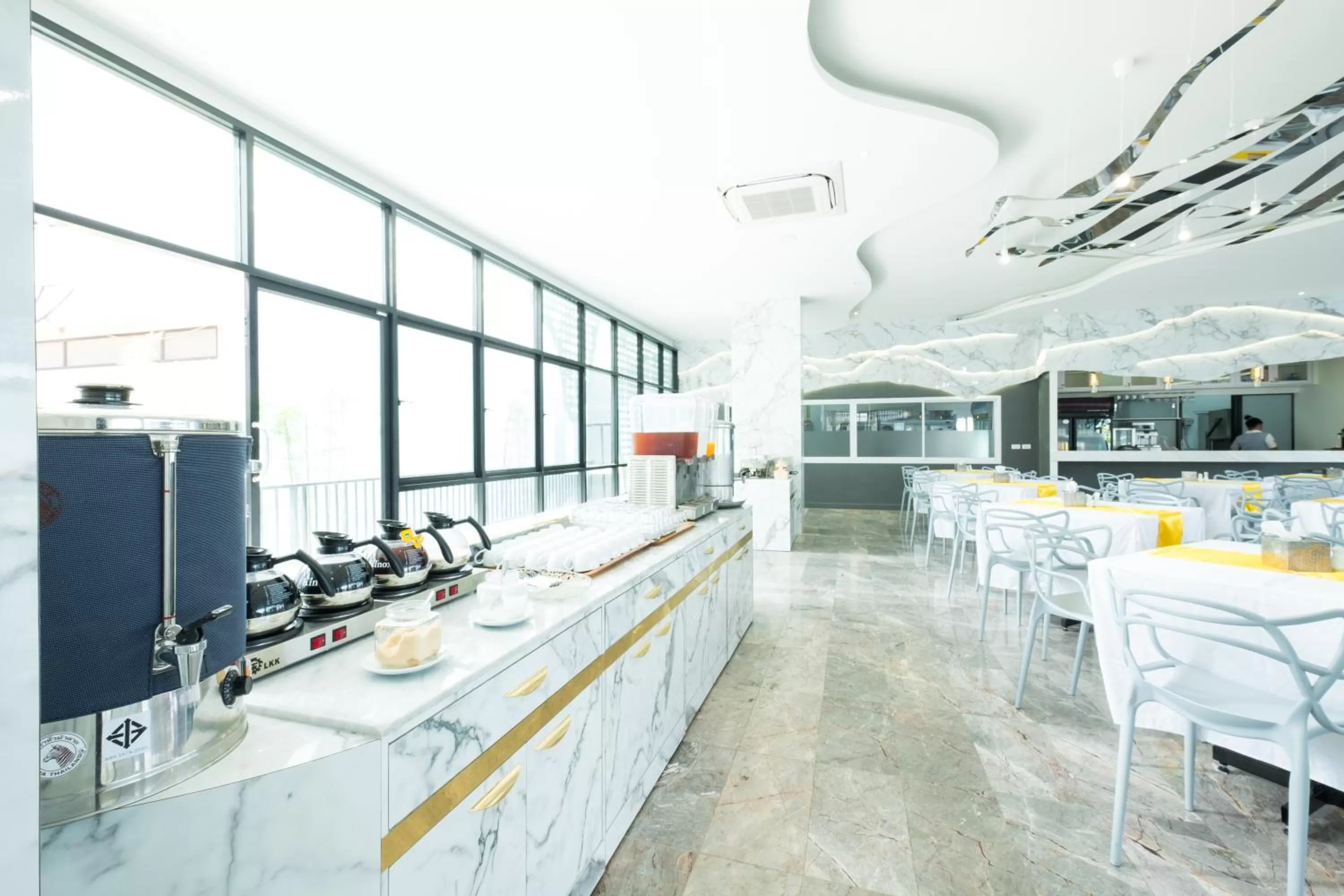 Restaurant/places to eat in P Plus Hotel