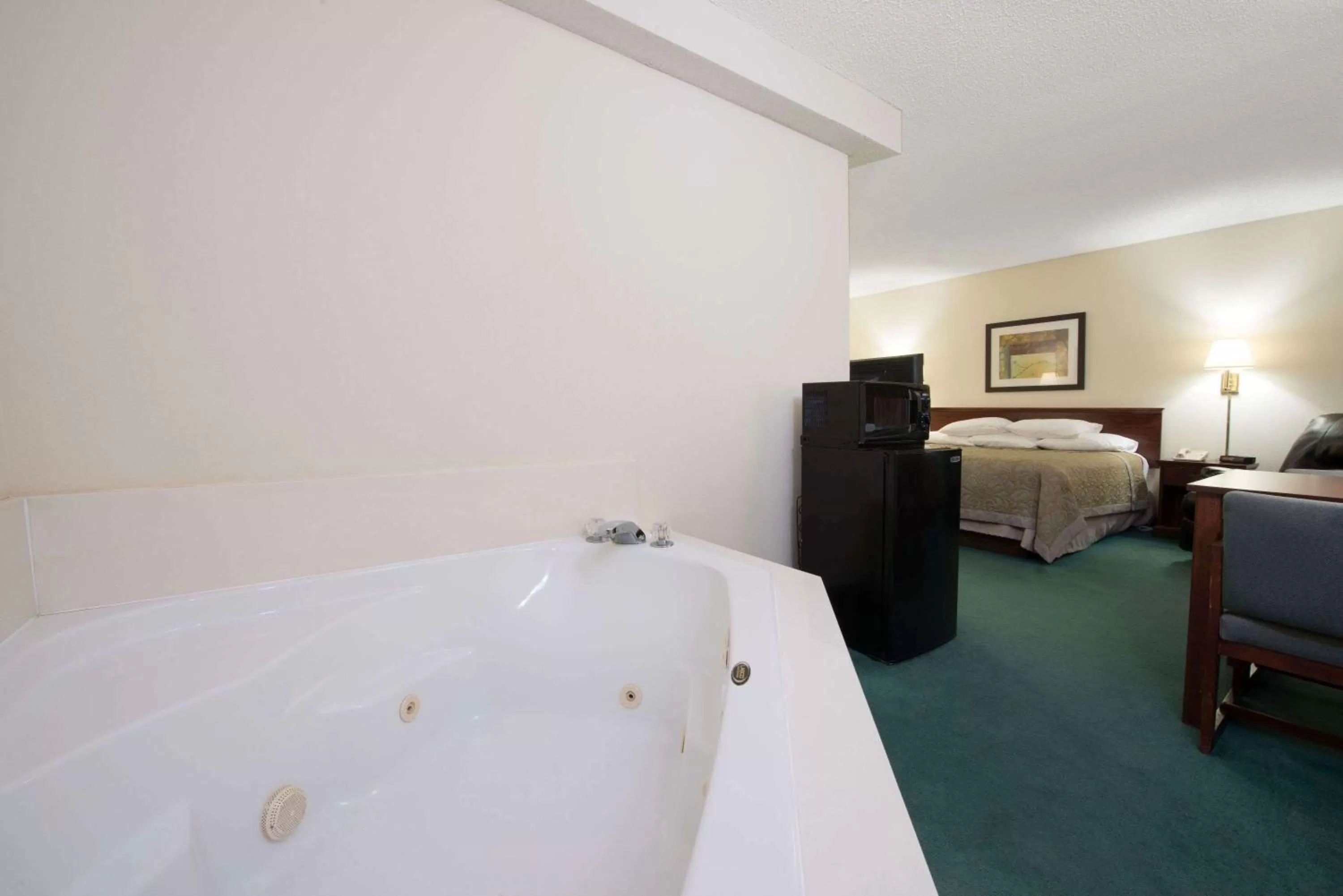 Photo of the whole room, Bed in Super 8 by Wyndham Richmond