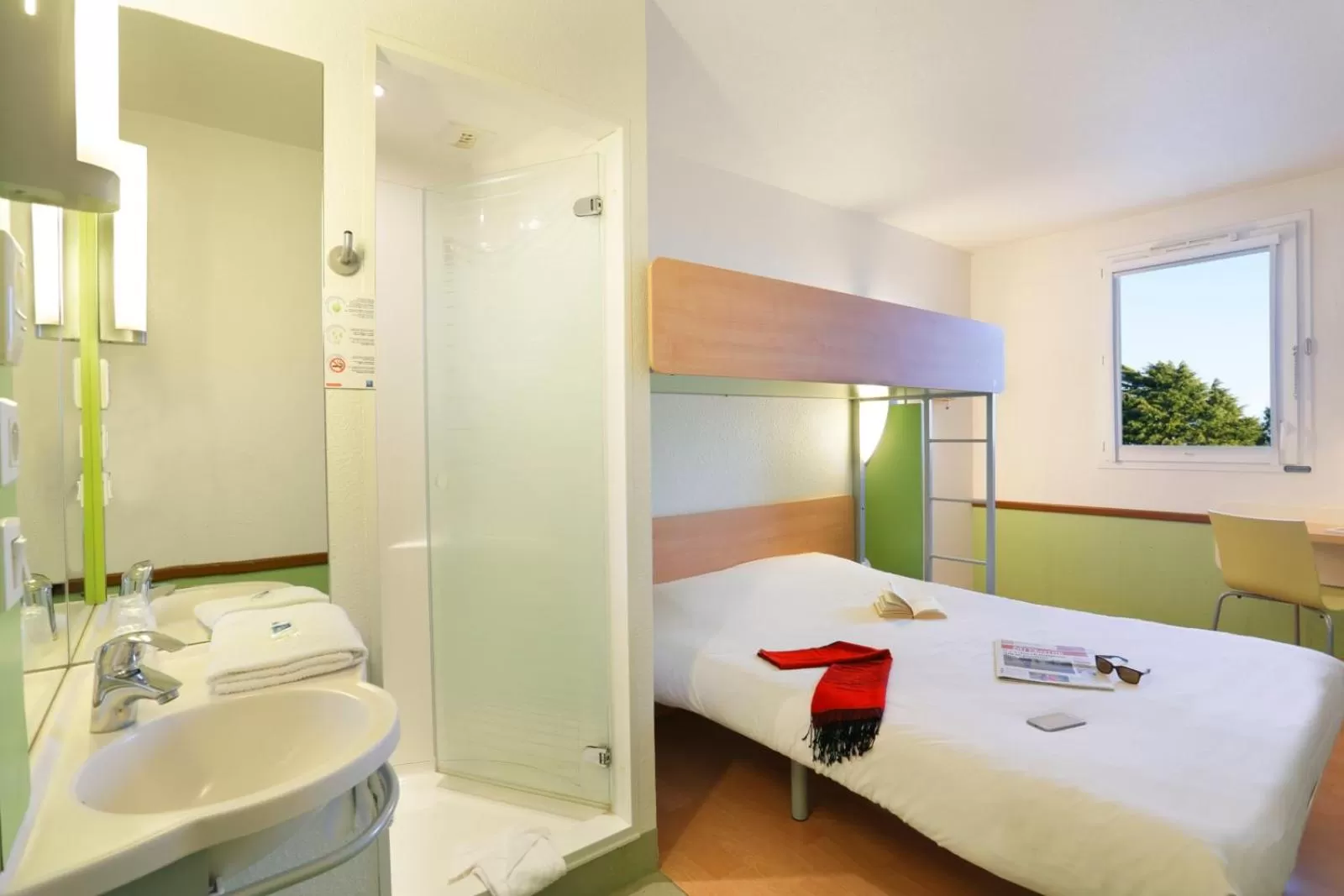 Shower, Bed in Hotel Ibis Budget Cosne Sur Loire