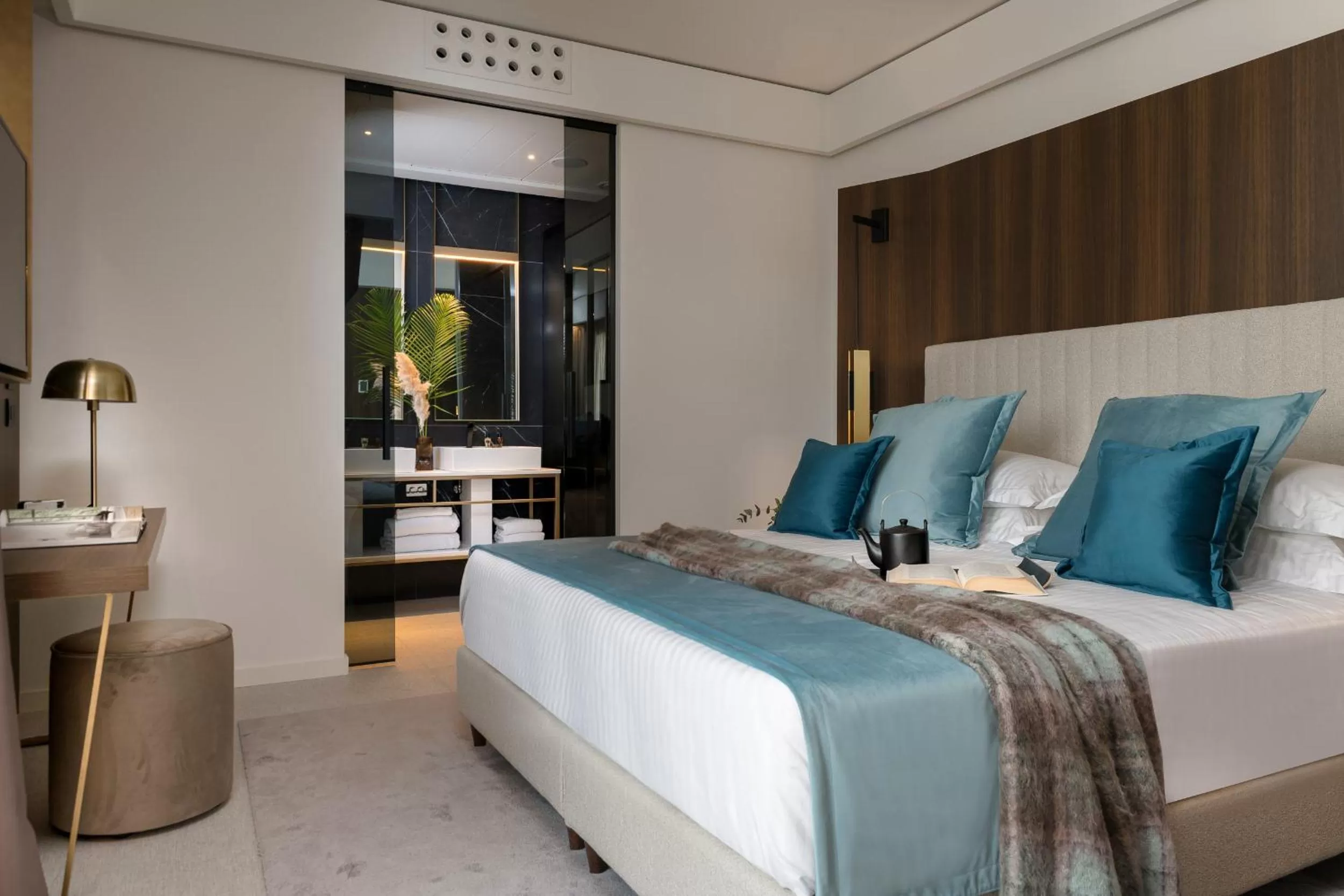 Bathroom, Bed in We Me Suite Hotel