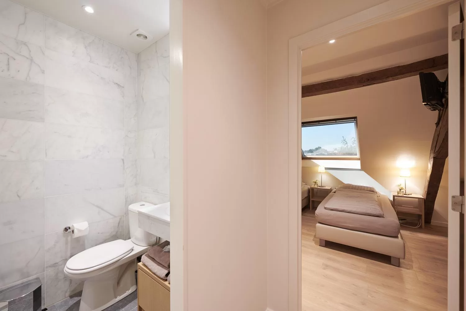 Bathroom, Bed in Hotel Royal Astrid