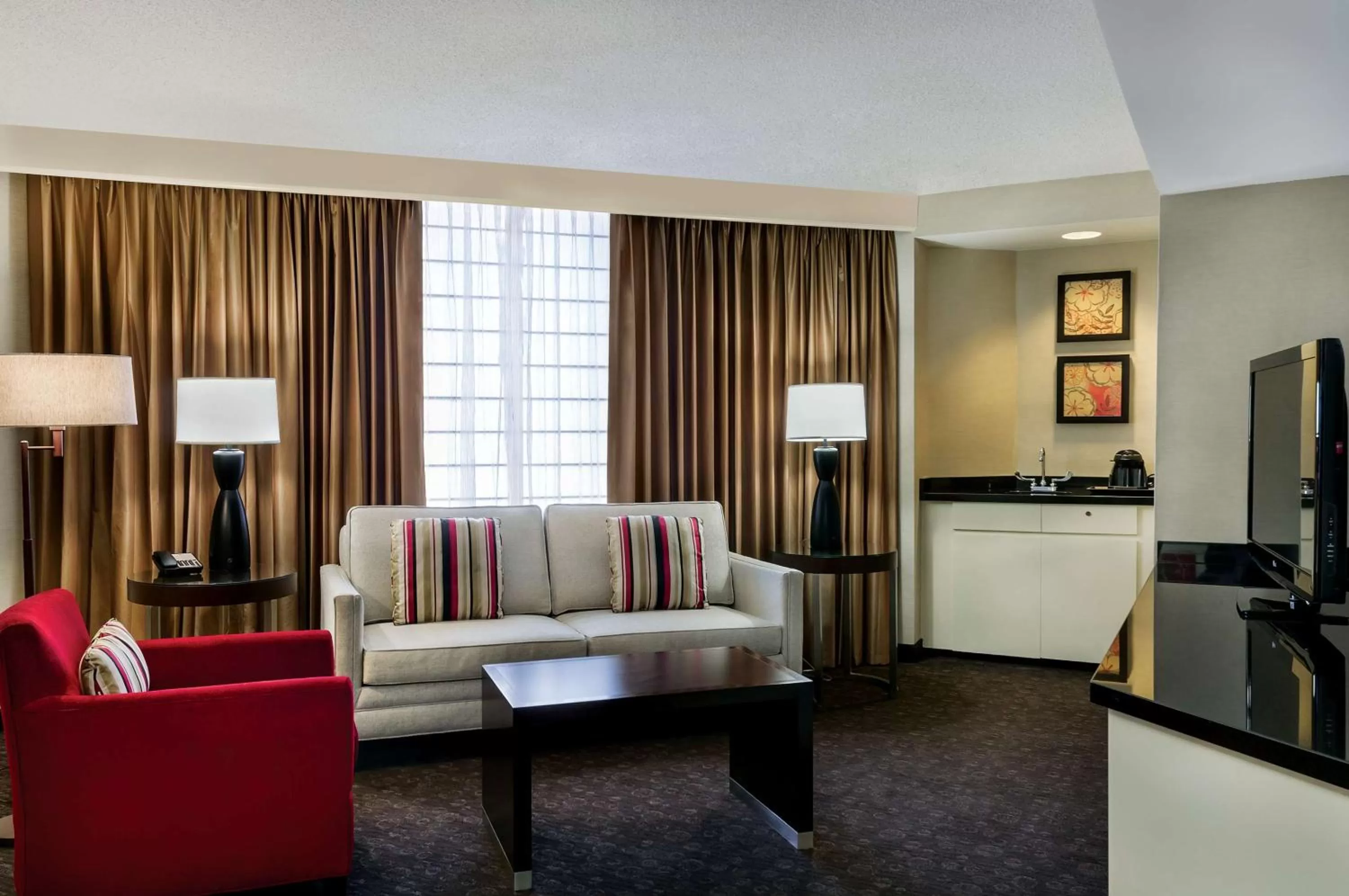 Living room in Doubletree by Hilton Los Angeles Downtown