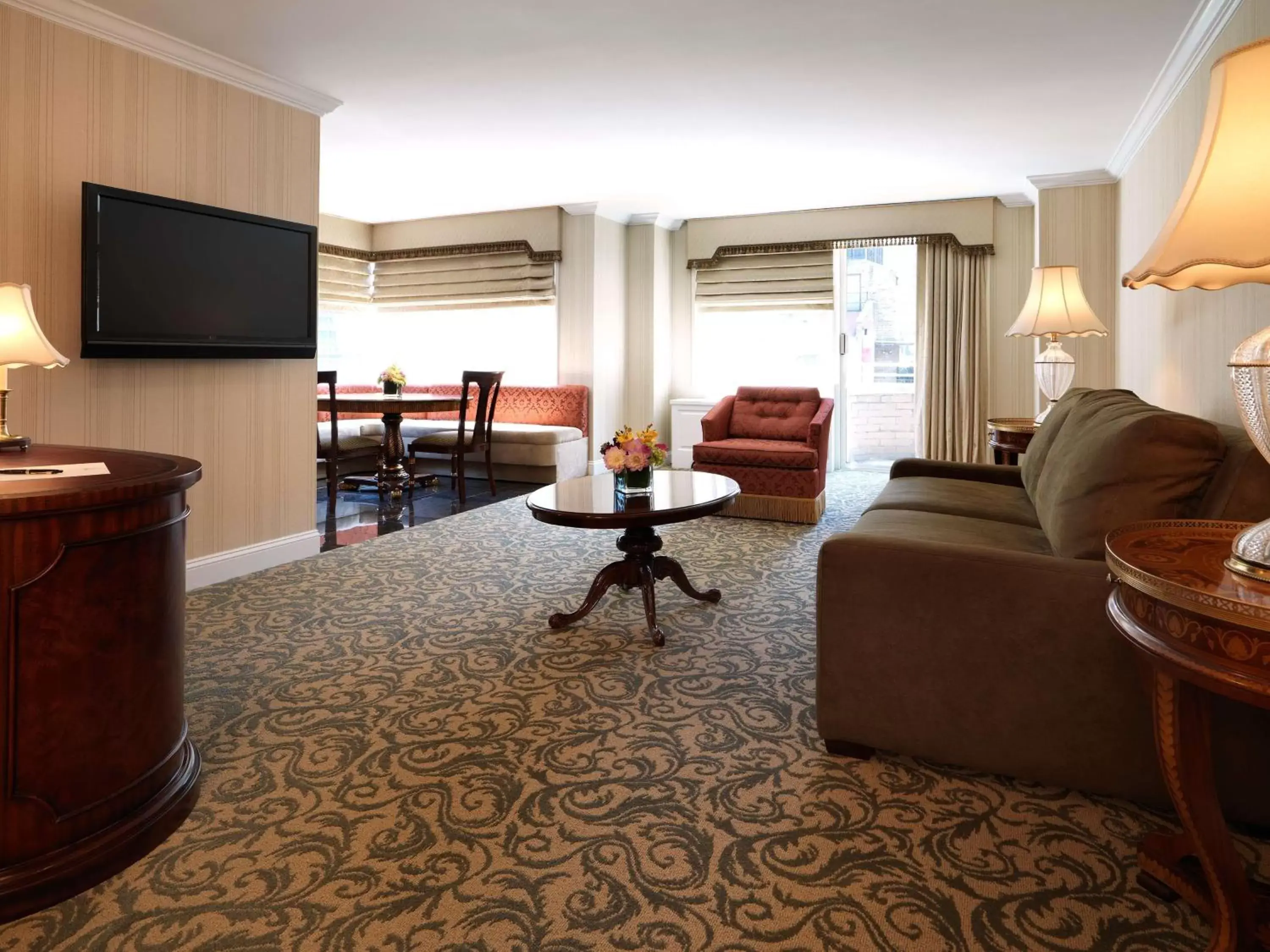 Executive One-Bedroom King Suite - Alcove Dining in The Kimberly Hotel Executive One-Bedroom King Suite - Alcove Dining in The Kimberly Hotel