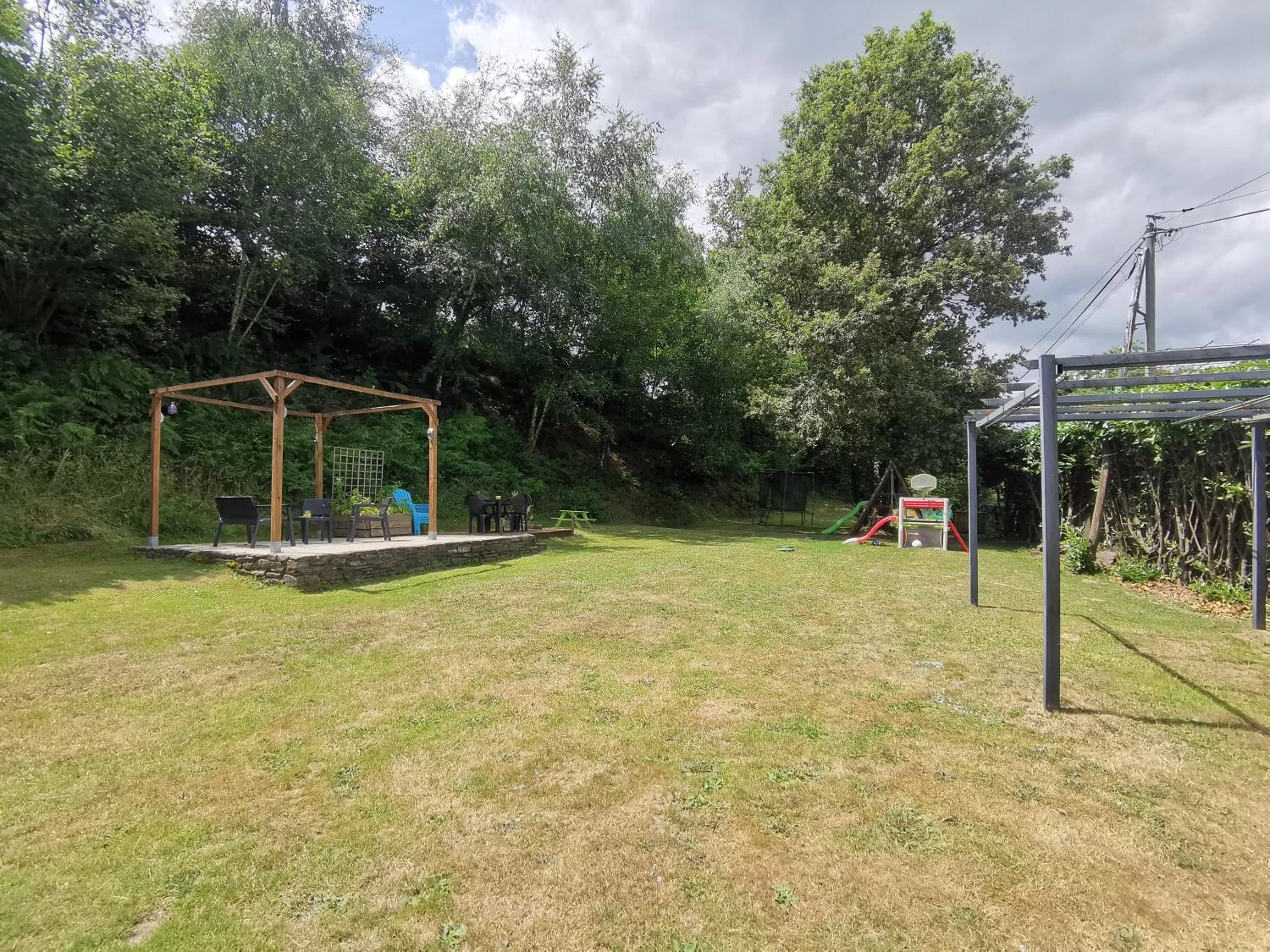 Garden, Children's Play Area in Les lits de l'Arz