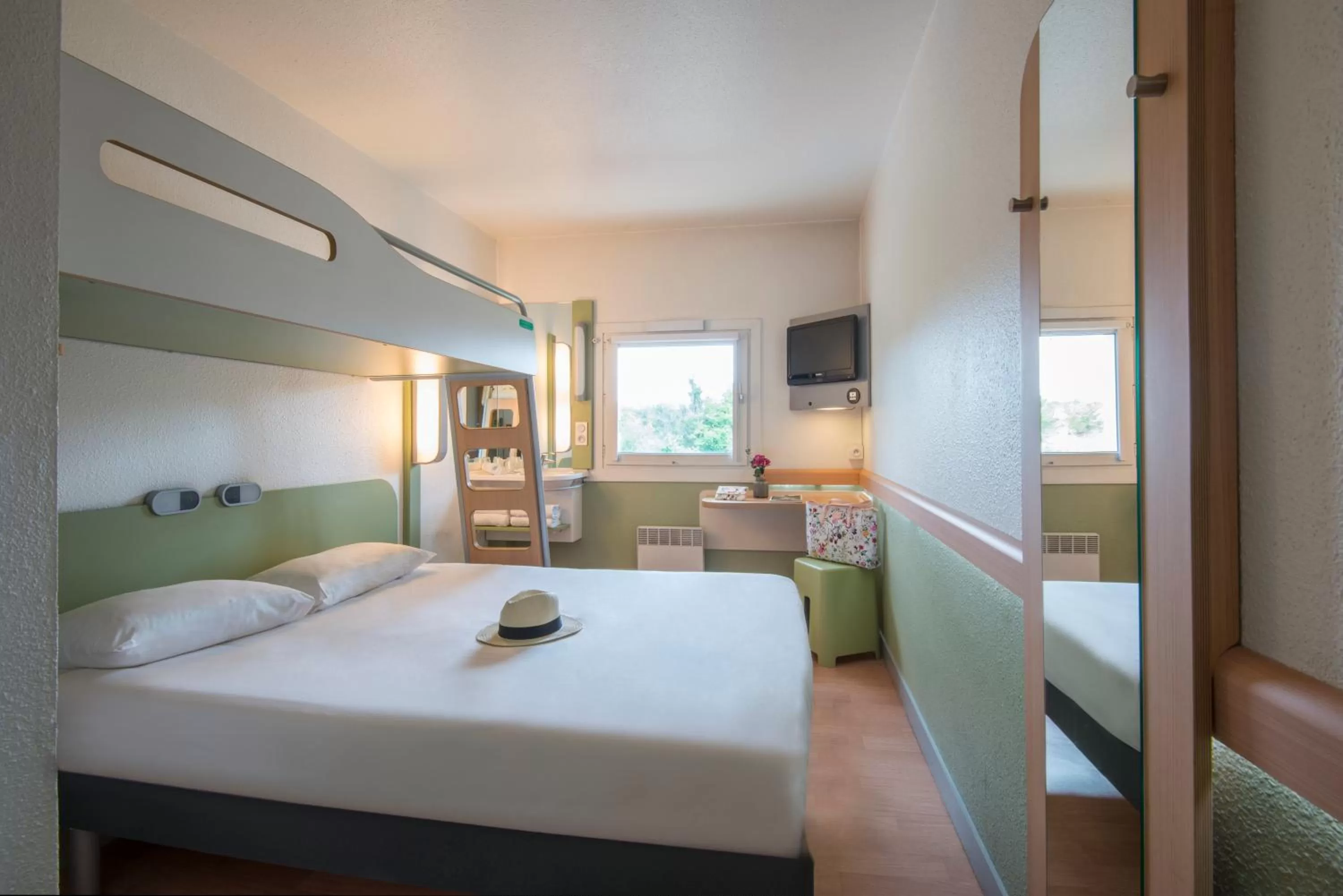 Photo of the whole room, Bed in IBIS Budget Aix en Provence Est Le Canet