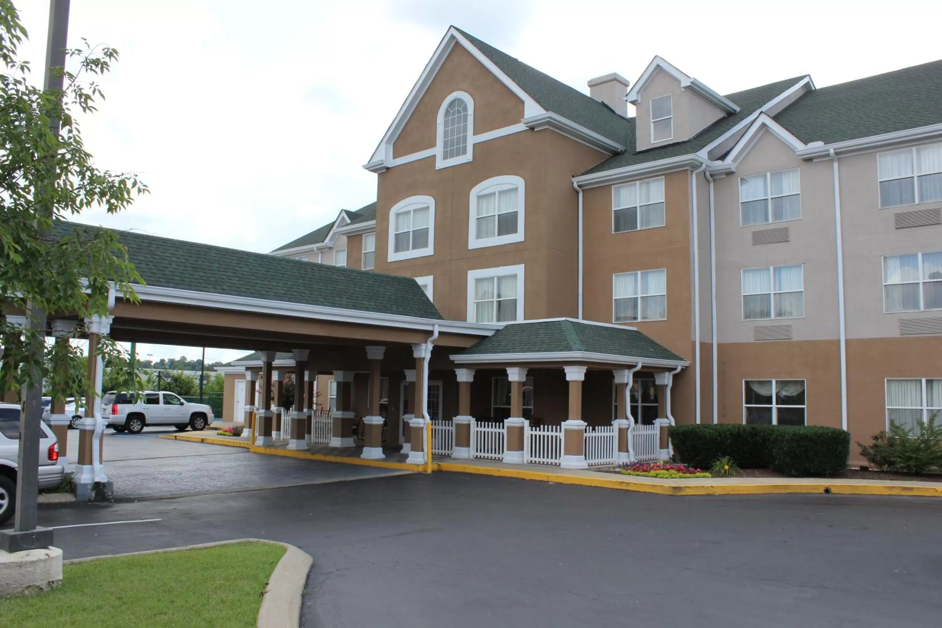 Property building in Country Inn & Suites by Radisson, Nashville, TN