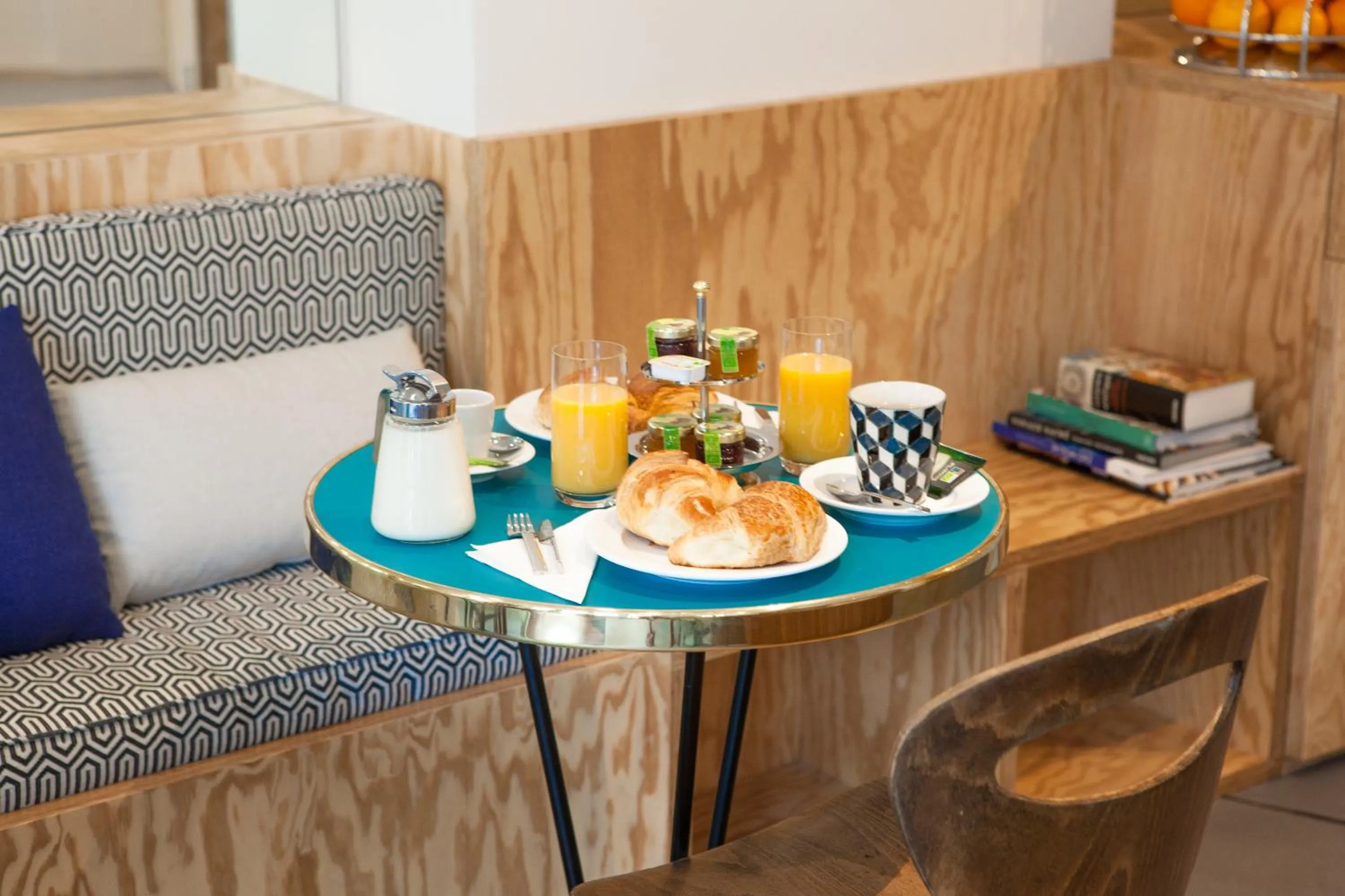 Restaurant/places to eat in Hôtel Montholon