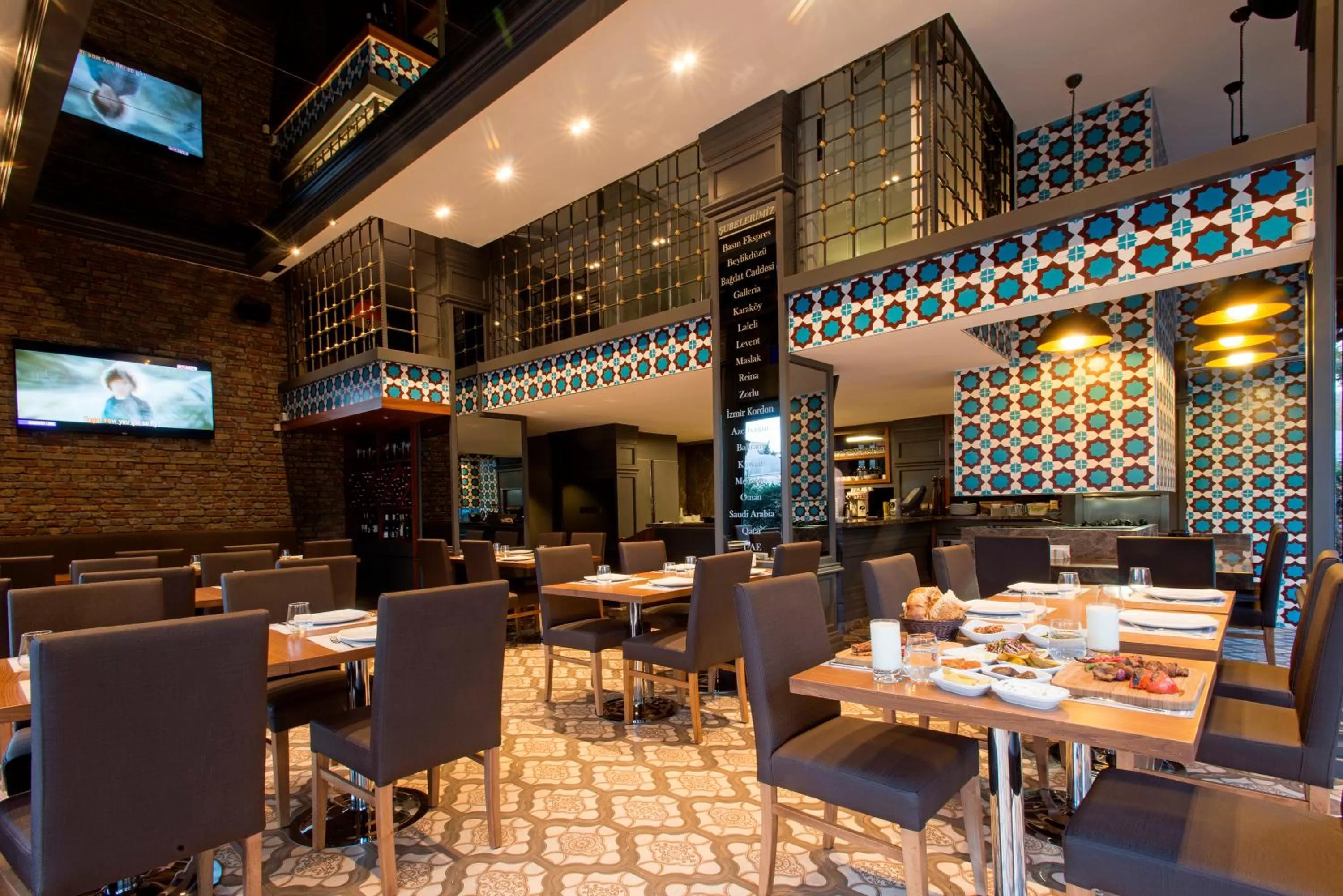 Restaurant/Places to Eat in Port Hotel