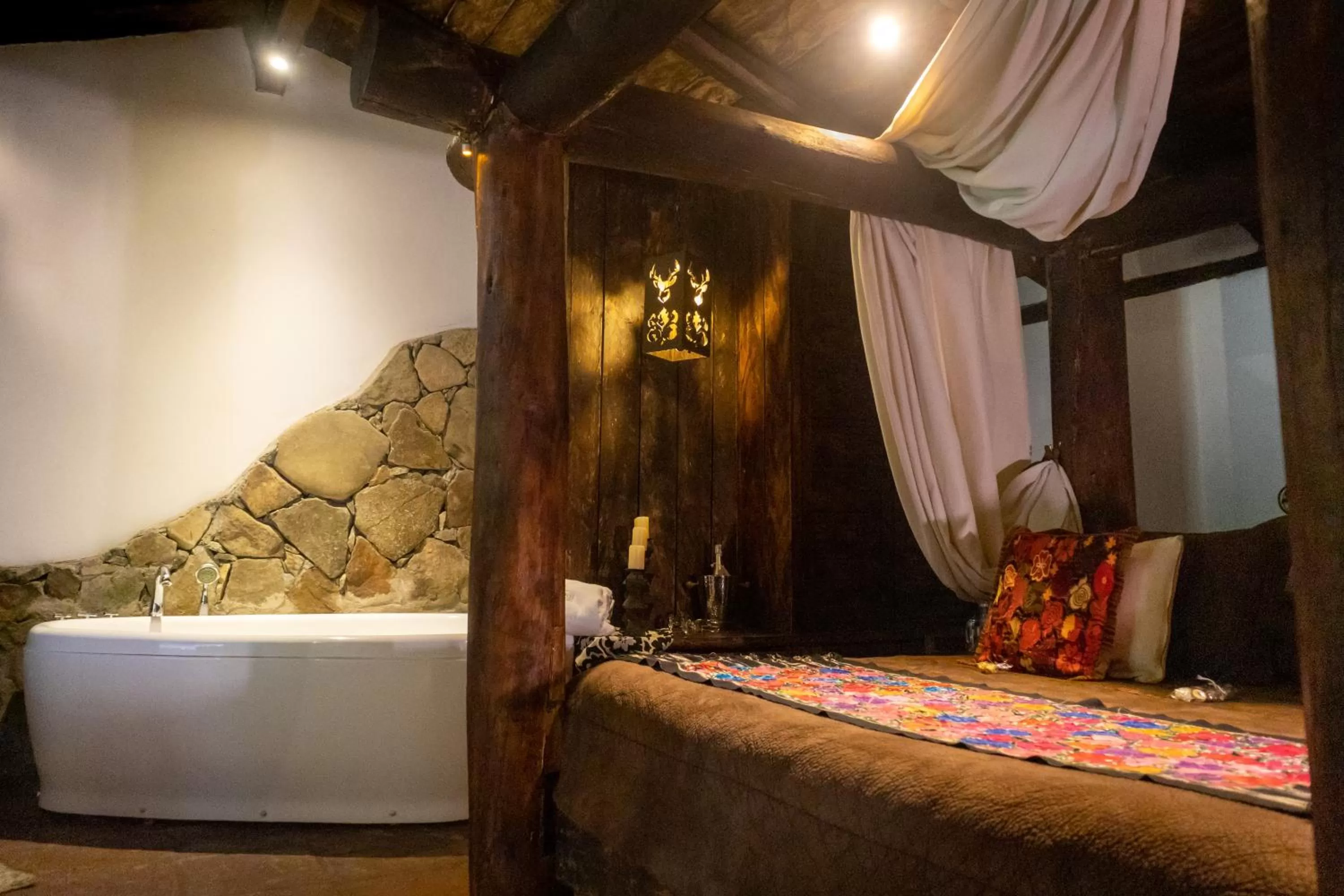 Hot Tub, Bed in Hacienda Hostería Dos Chorreras