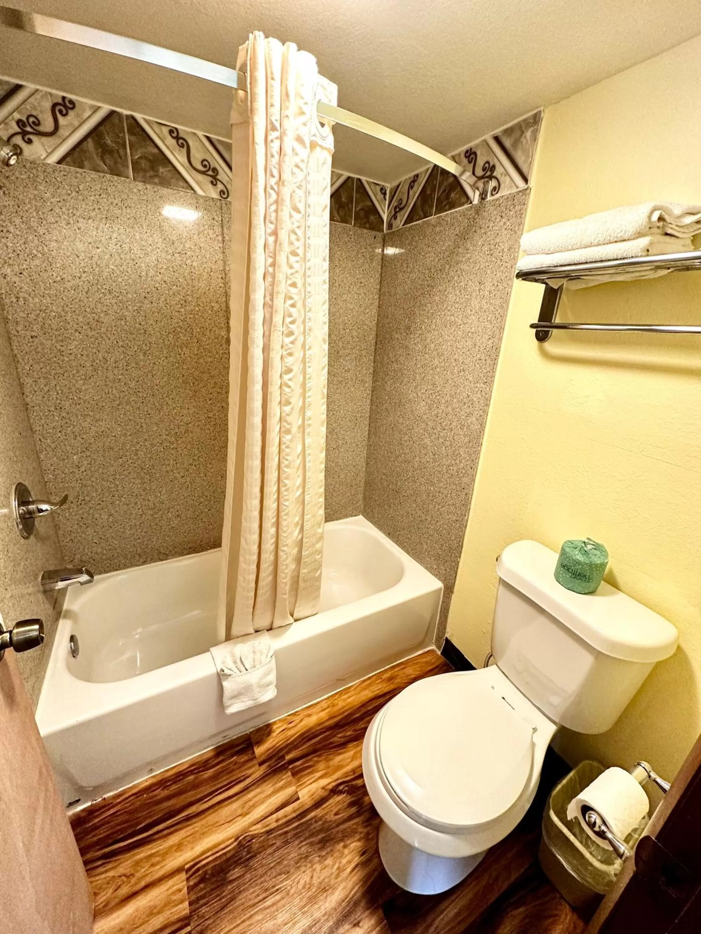 Hot Tub in Regency Inn Iola