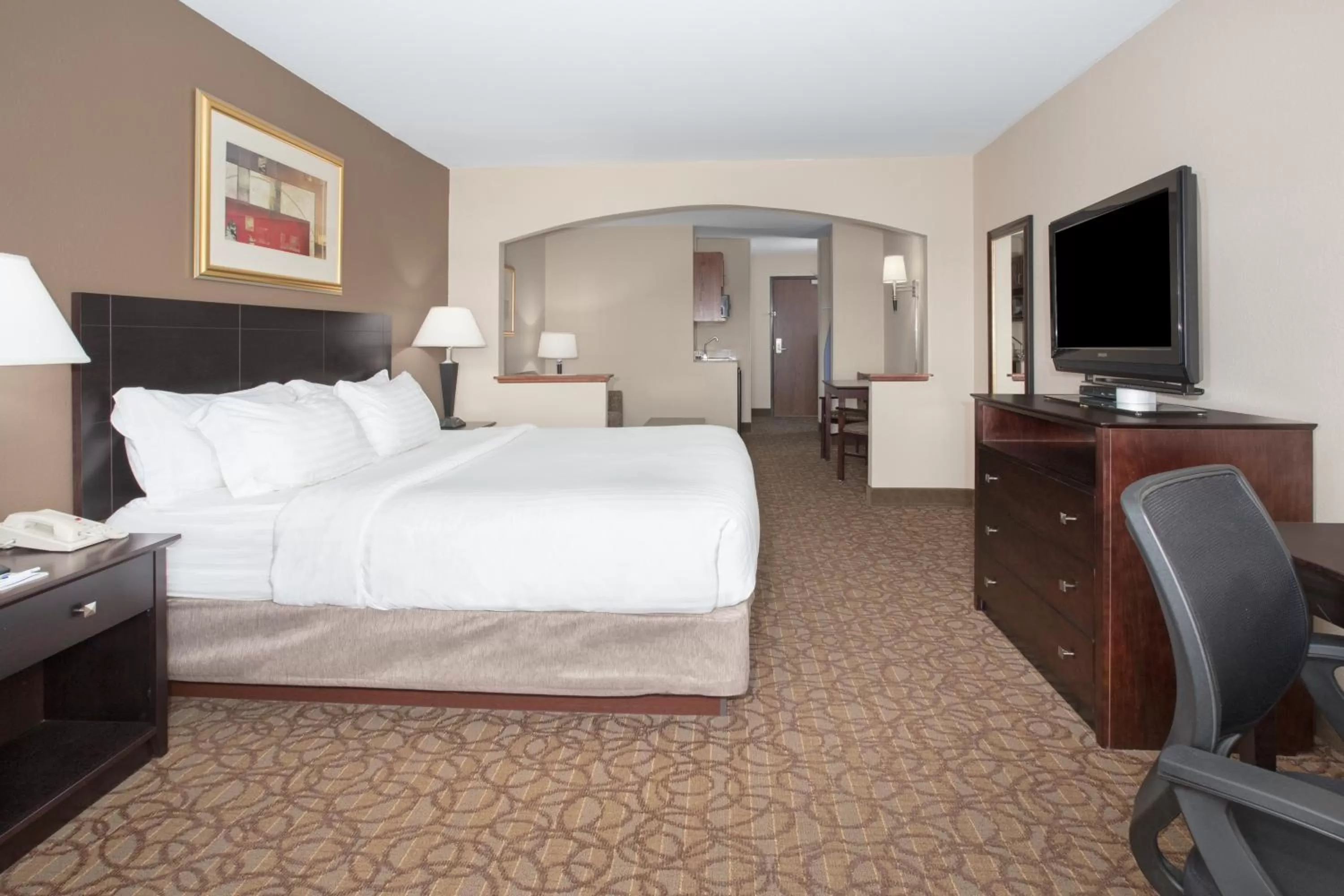 Photo of the whole room, Bed in Holiday Inn Express Hotel & Suites Concordia US 81 by IHG