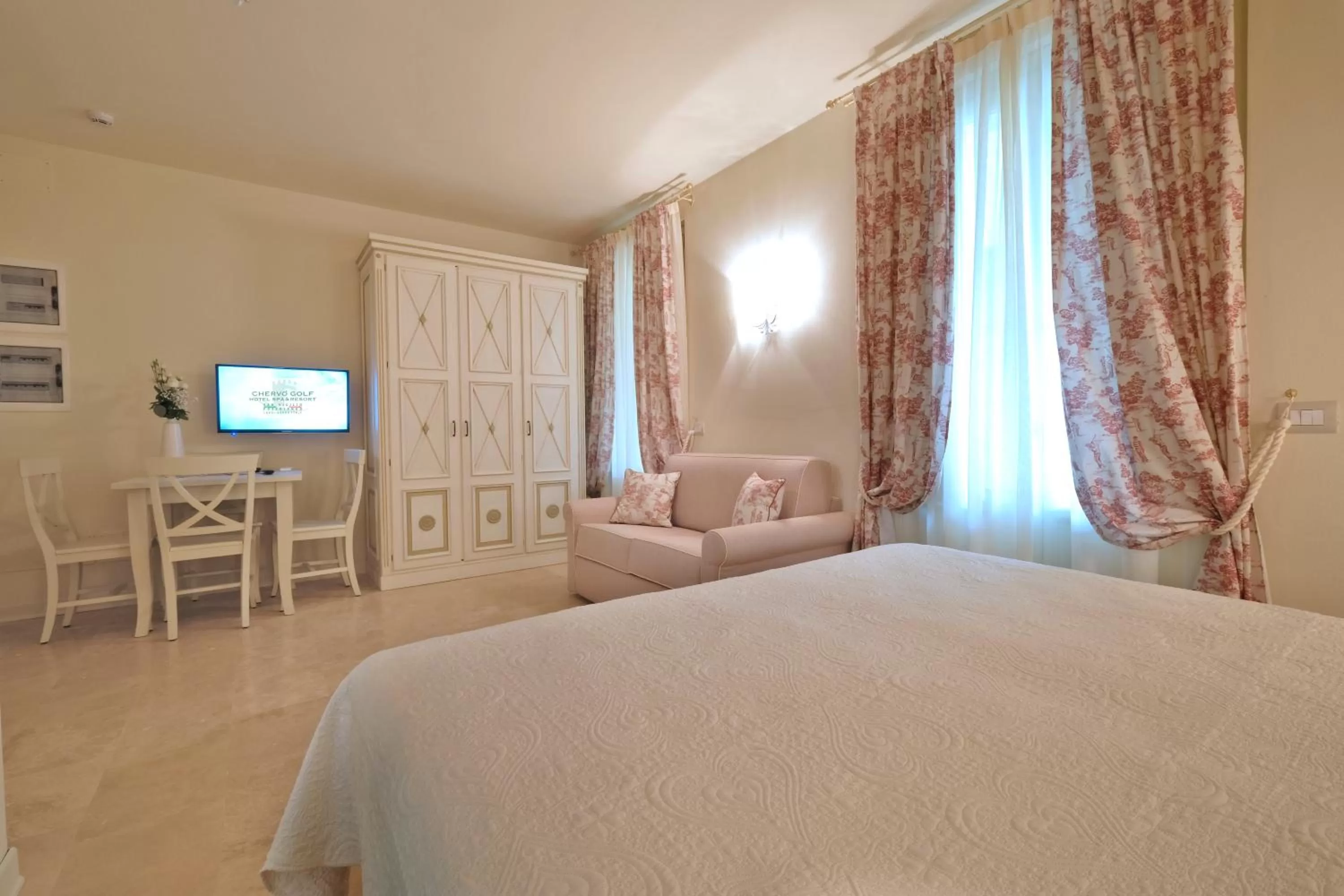 Bedroom, Bed in Garda Apartments San Vigilio Golf