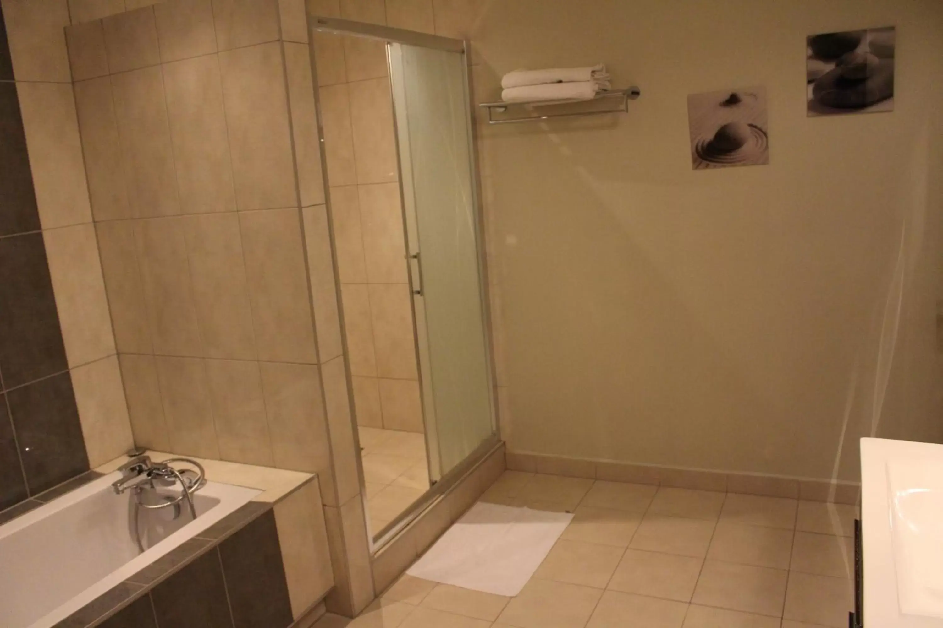 Double Room with Private Bathroom - single occupancy in PIANO CAFE b&b Double Room with Private Bathroom - single occupancy in PIANO CAFE b&b