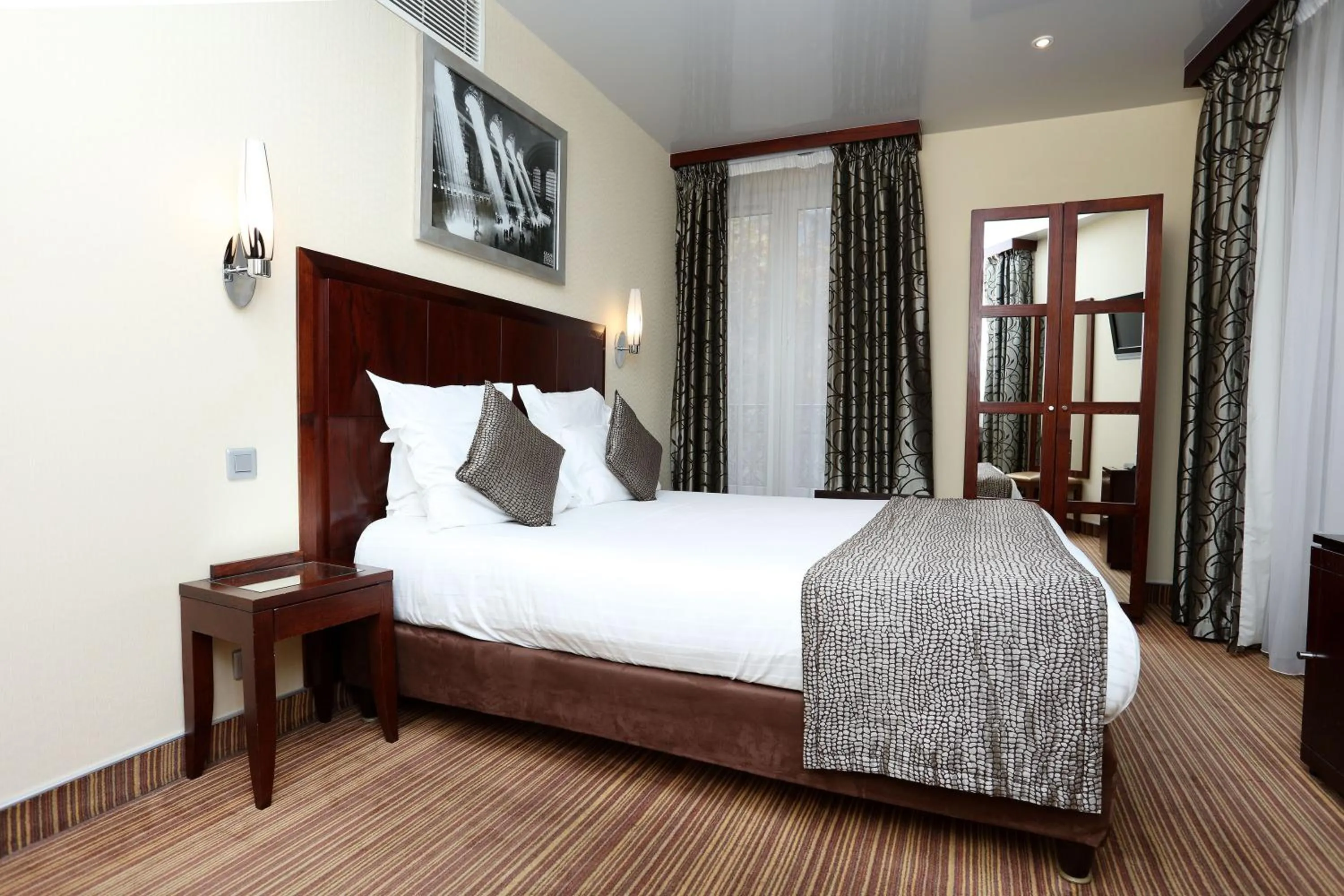 Other, Bed in Grand Hotel Francais