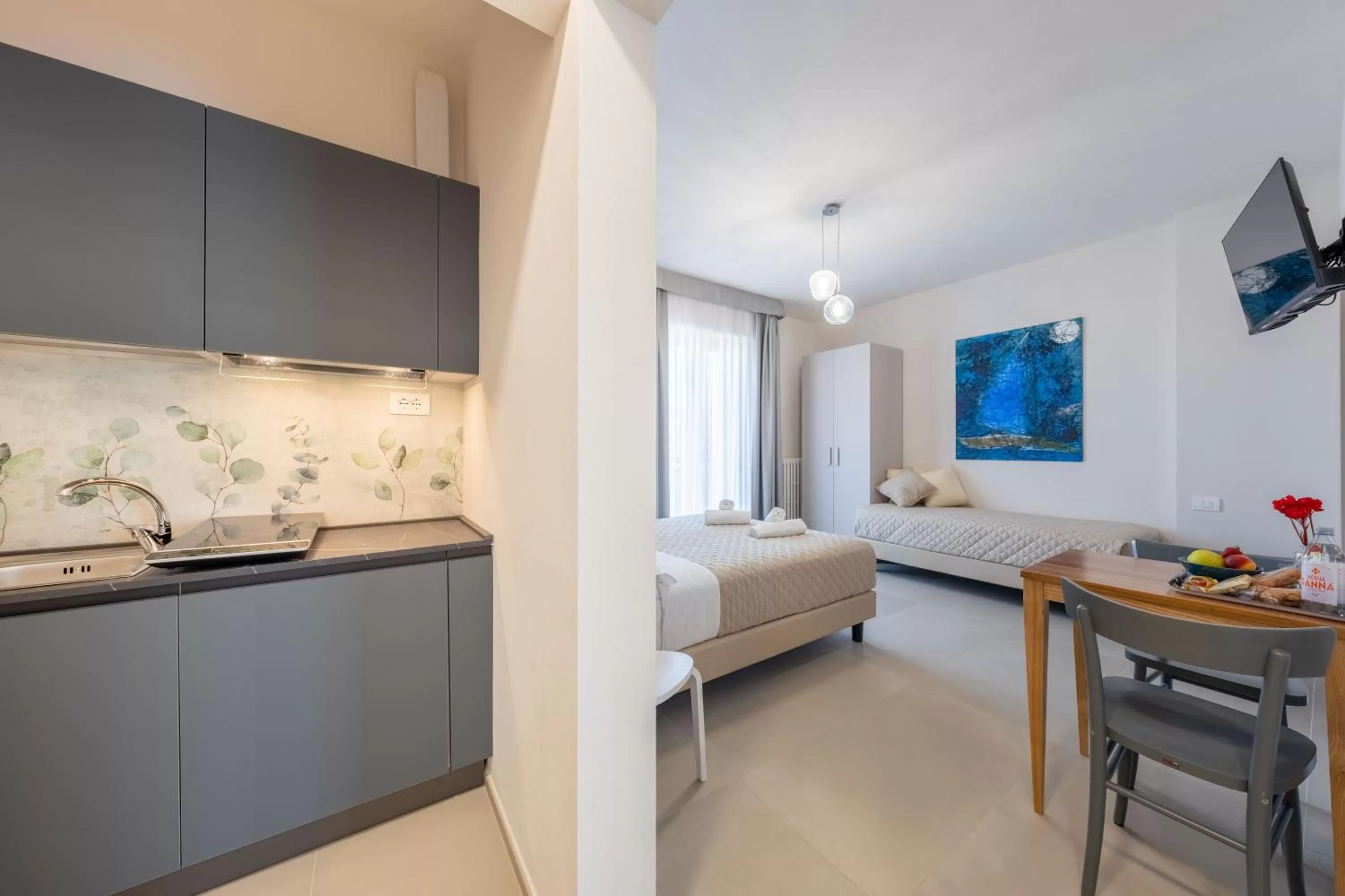 Photo of the whole room, Bed in Dea Suite Room