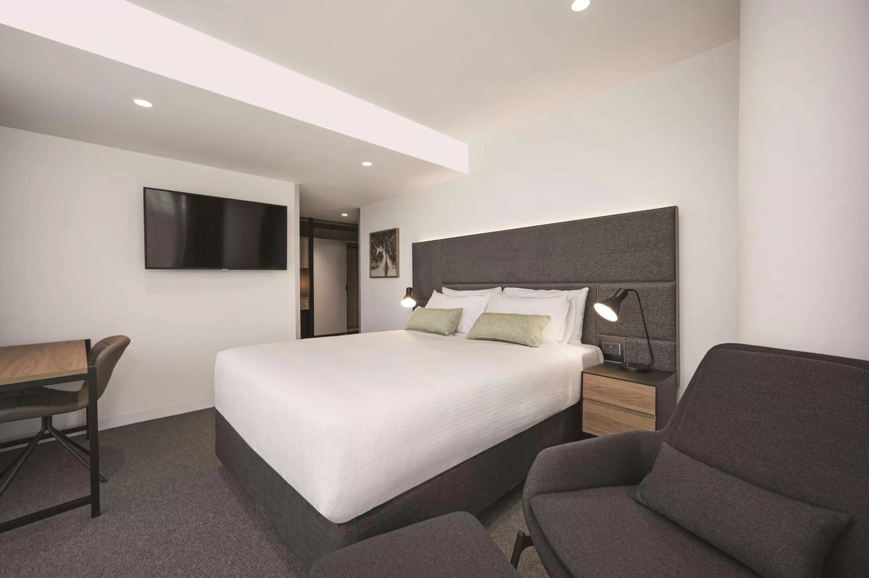 Bedroom, Bed in Vibe Hotel Melbourne