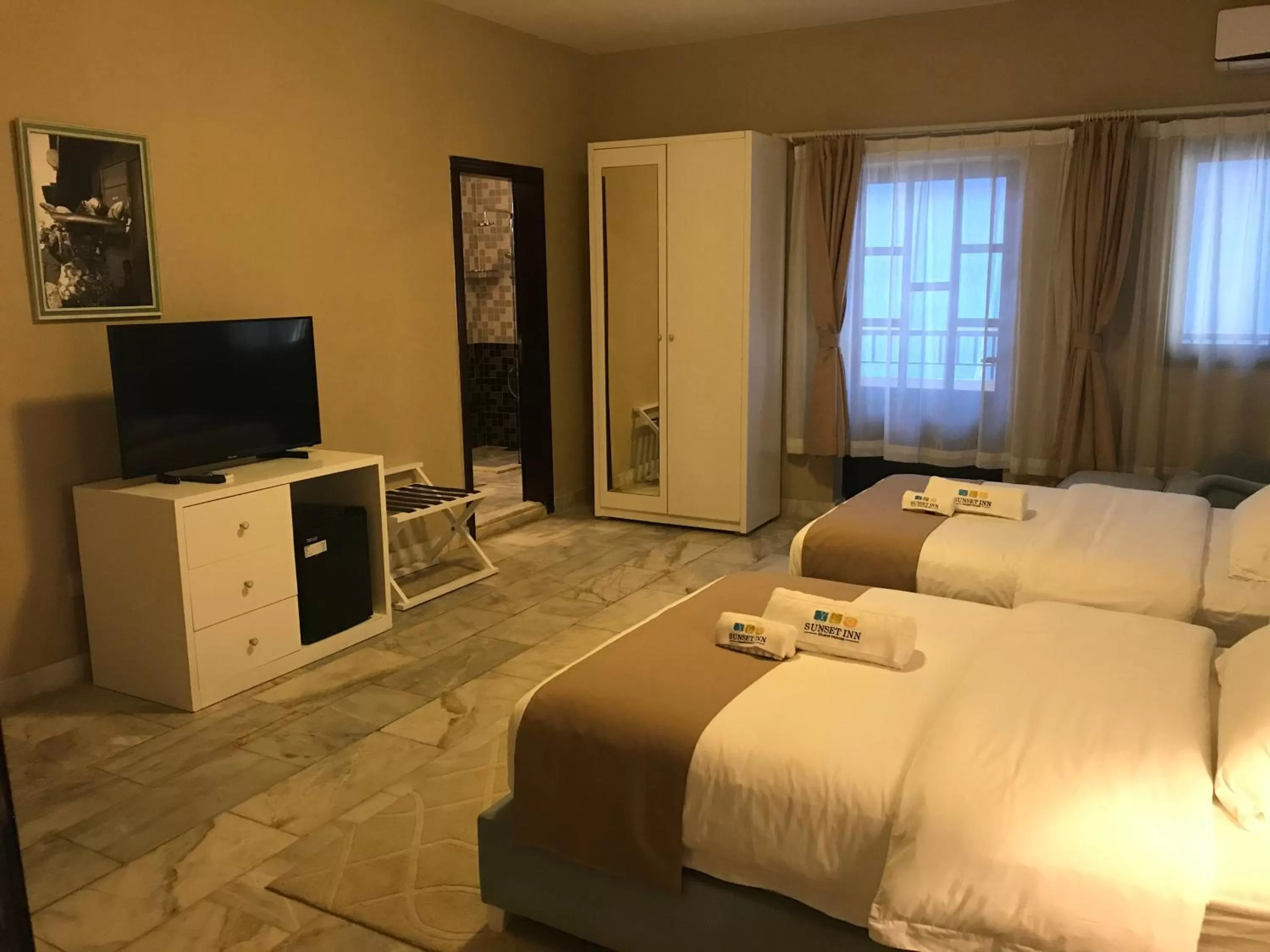 Communal lounge/ TV room in Sunset Inn