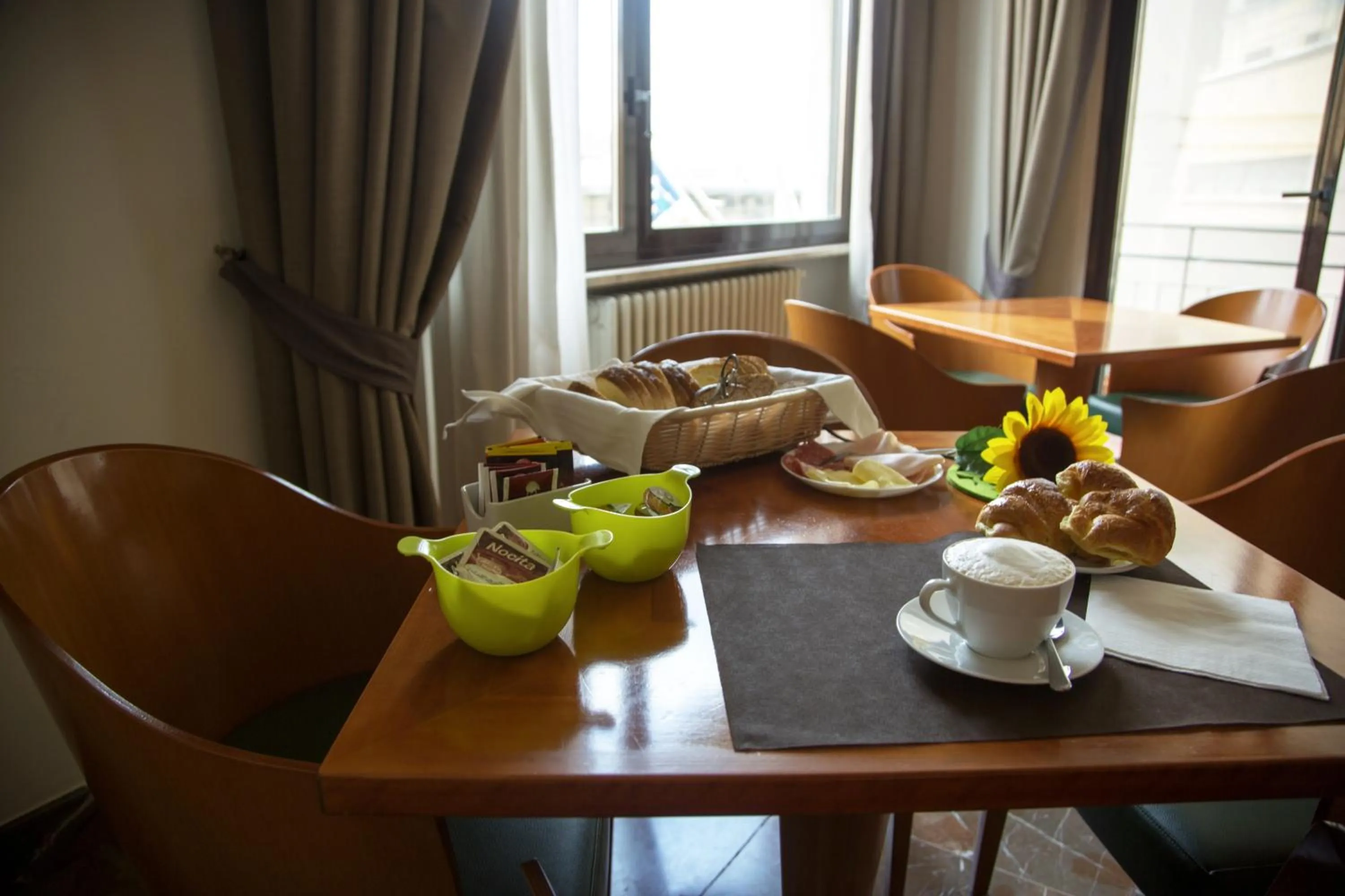 Communal lounge/ TV room in Hotel Arcadia