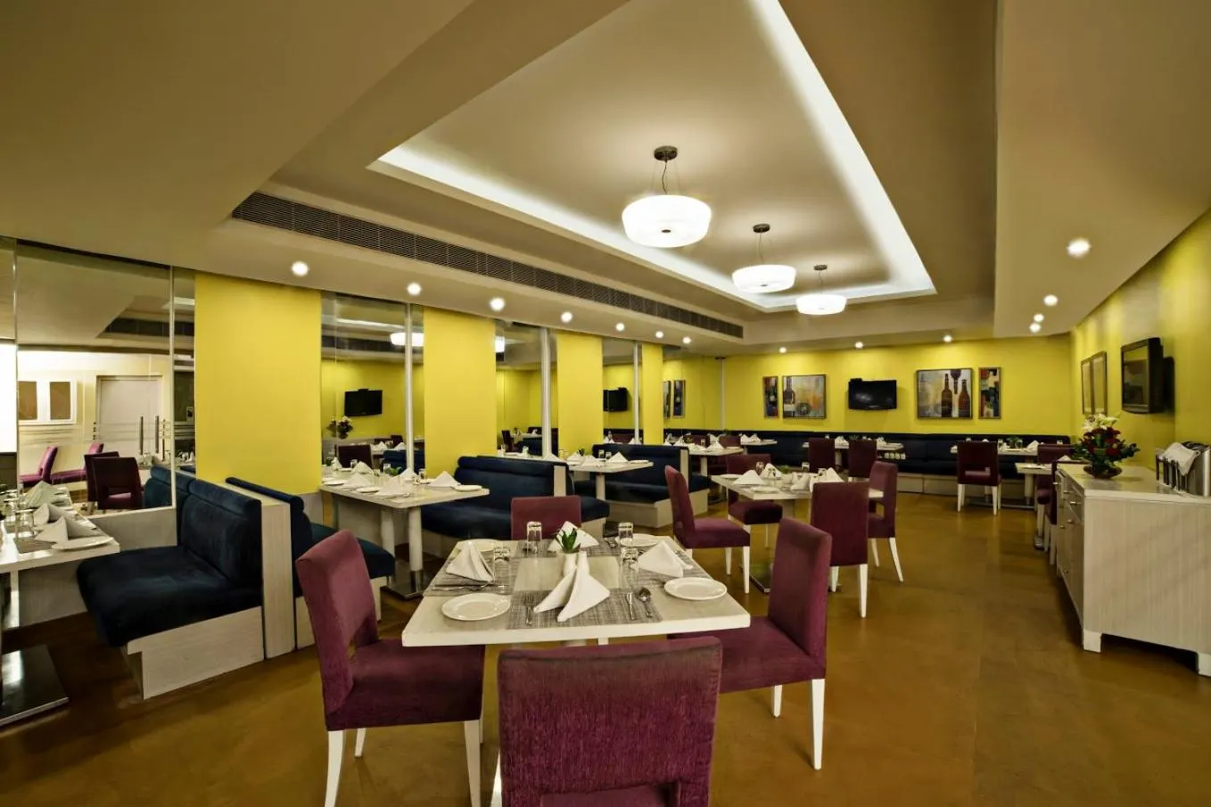 Restaurant/places to eat in Sarovar Portico Naraina, Hotel