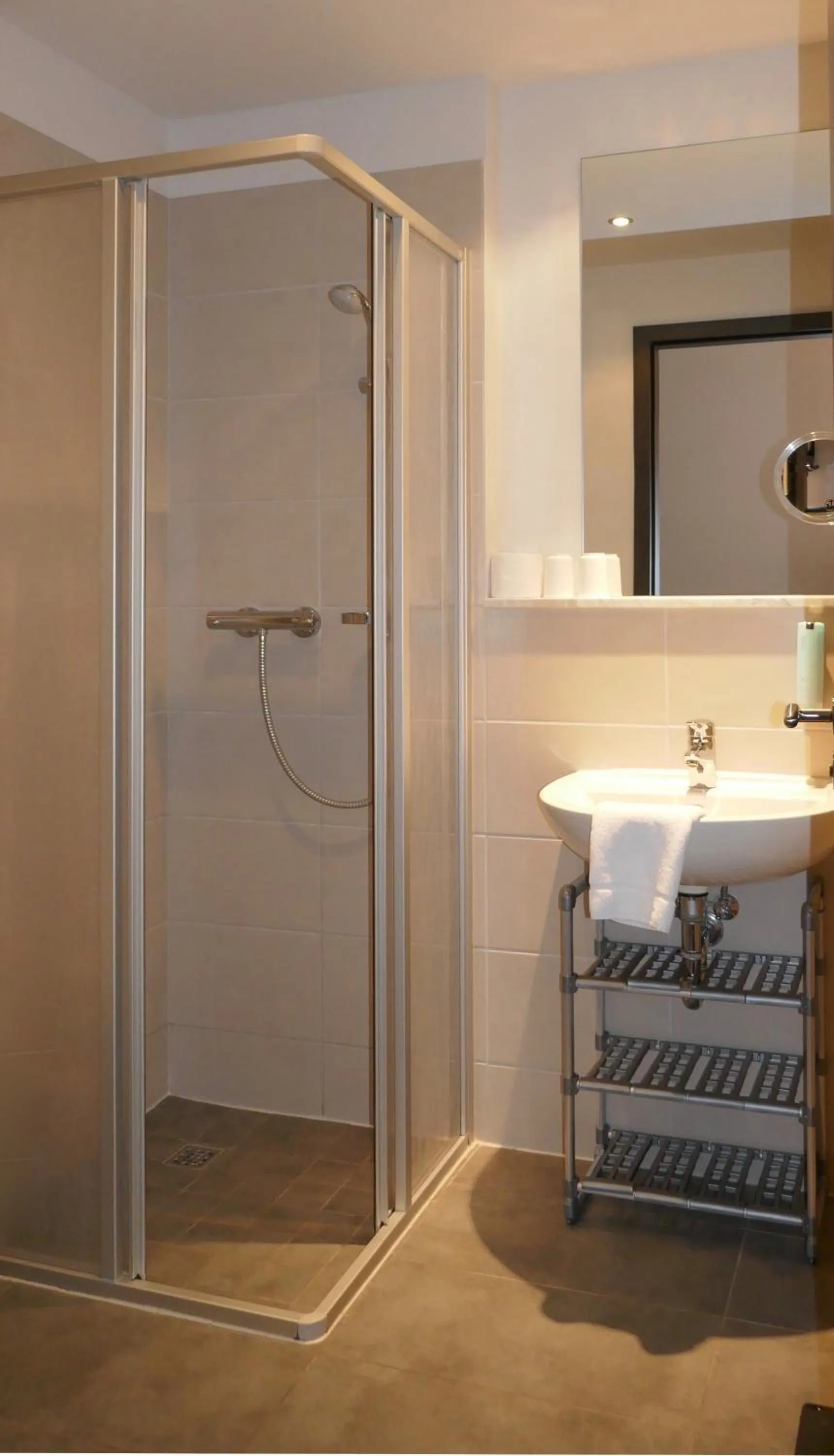 Shower in Hotel zwischen den Seen