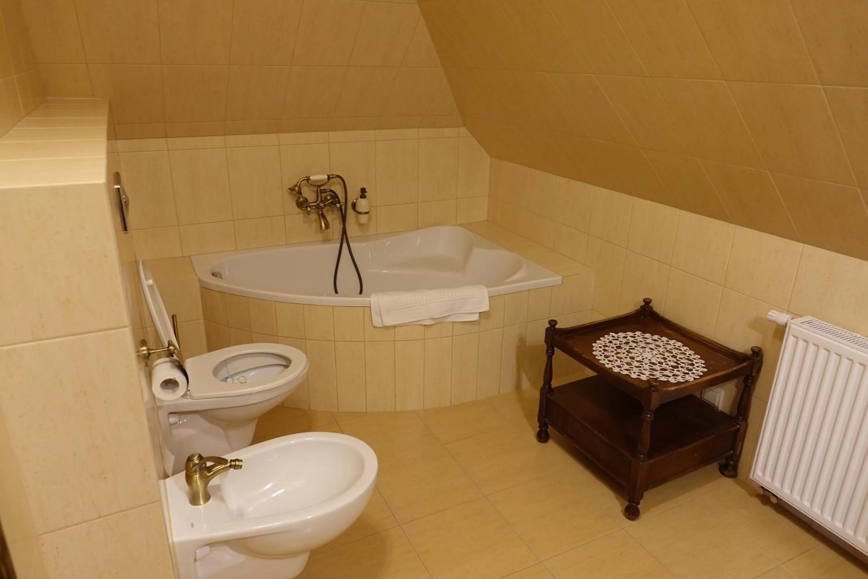 Gościniec Dworski w Ropie - Pokoje gościnne