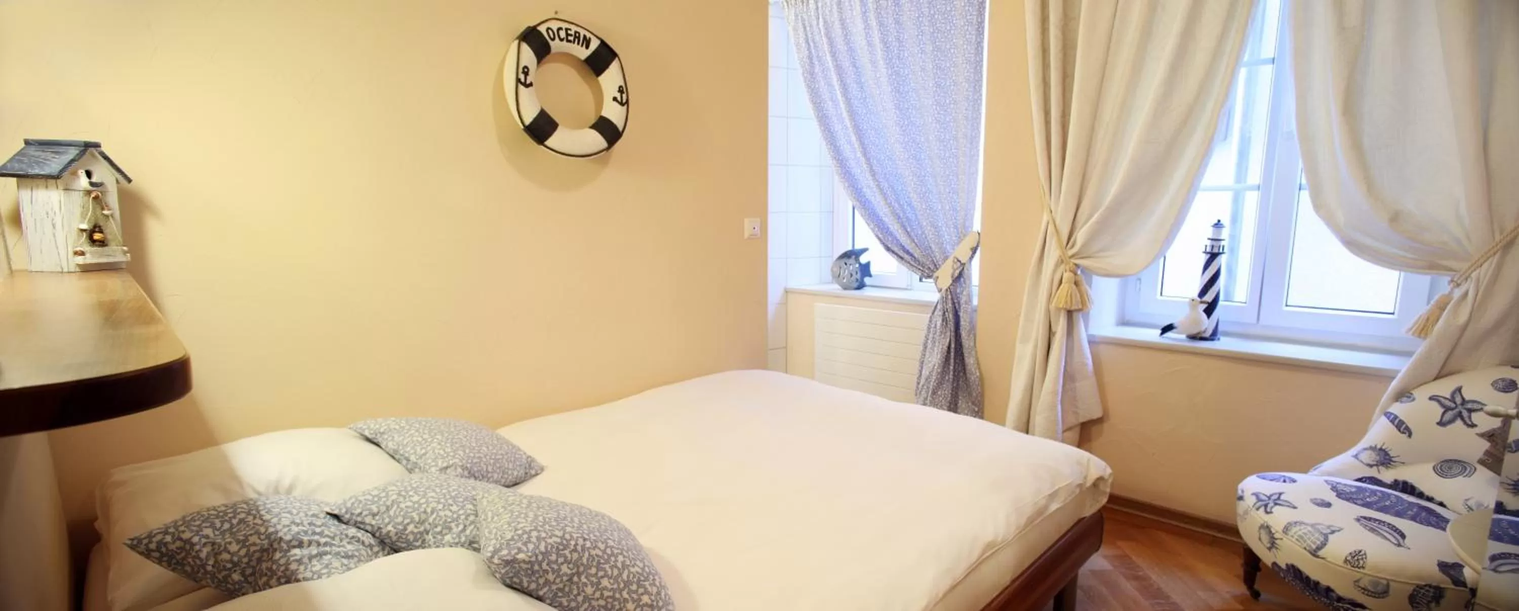 Photo of the whole room, Bed in Hostellerie de Genève