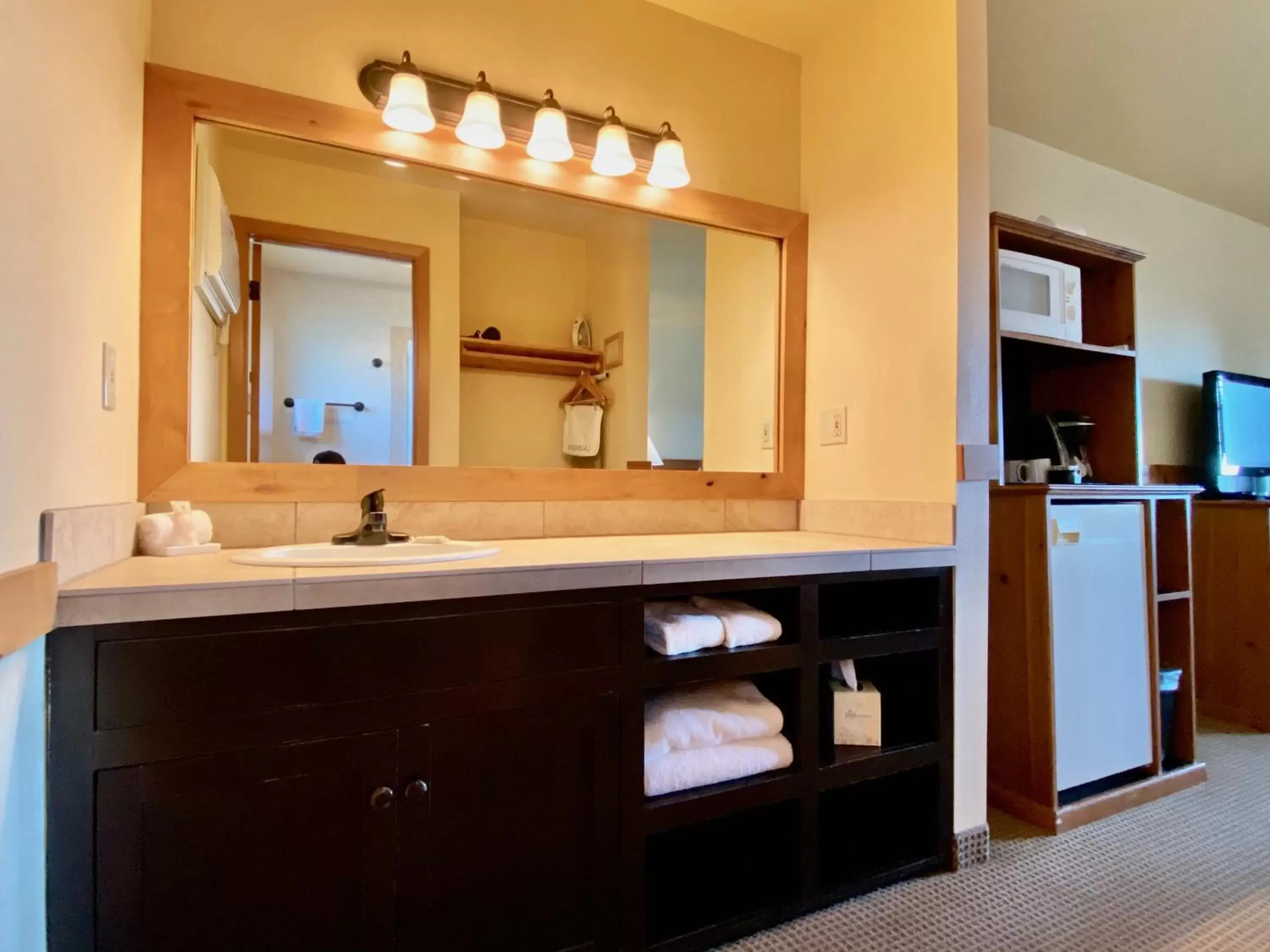 European Queen in Cousin's Country Inn European Queen in Cousin's Country Inn