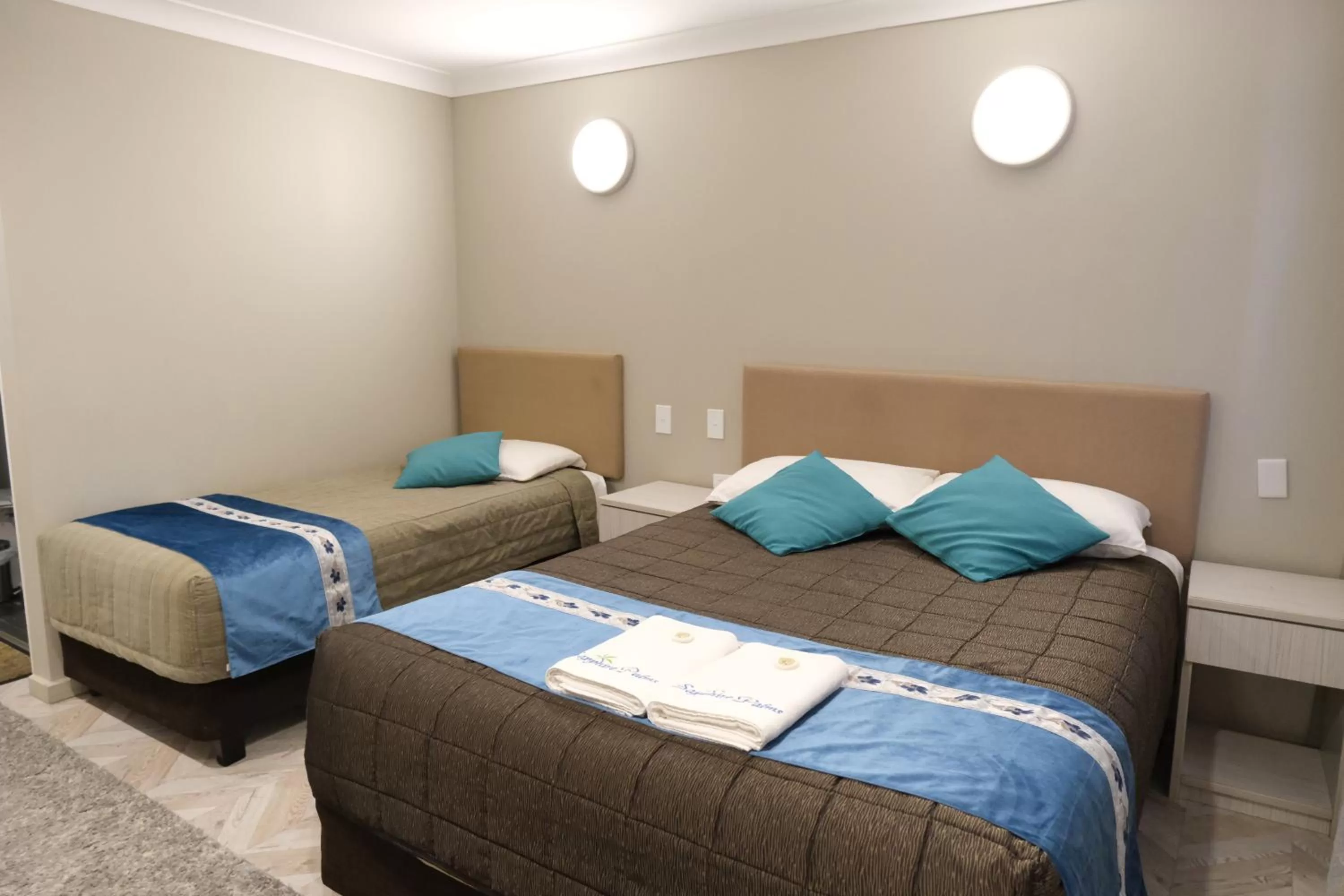 Bed in Sapphire Palms Motel