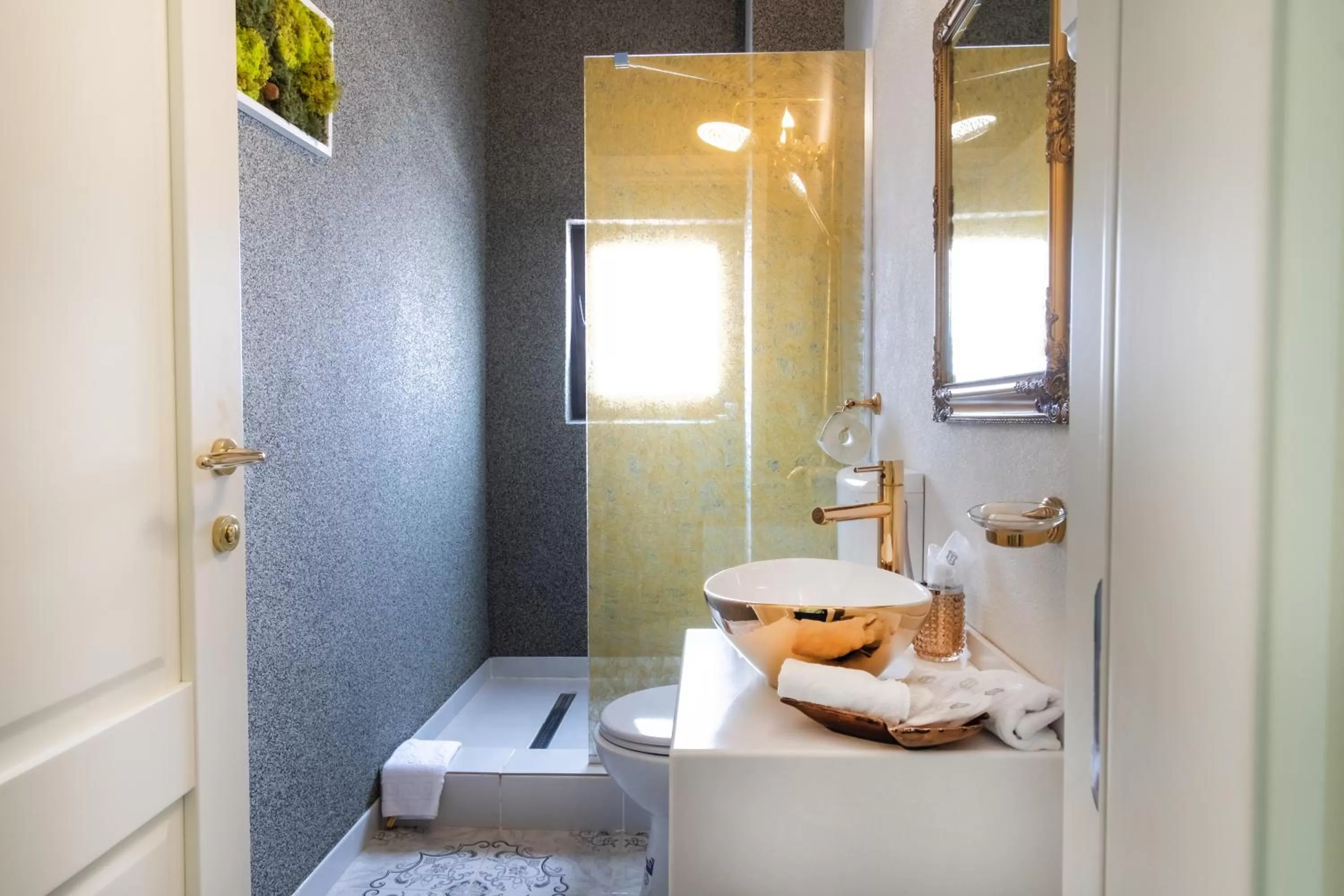 Shower in JMR Royal -Luxury Rooms & Private Sauna