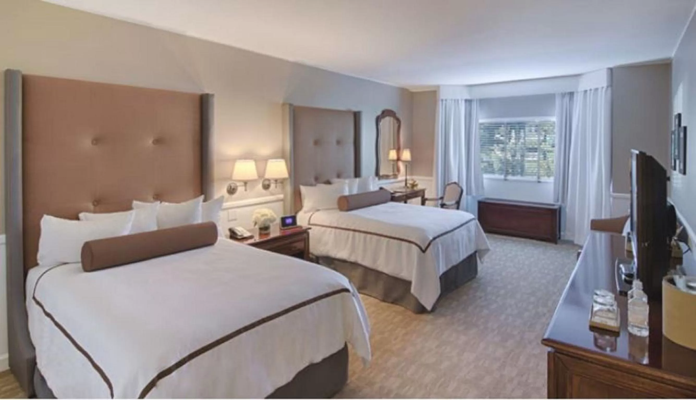 Bedroom, Bed in Garden City Hotel