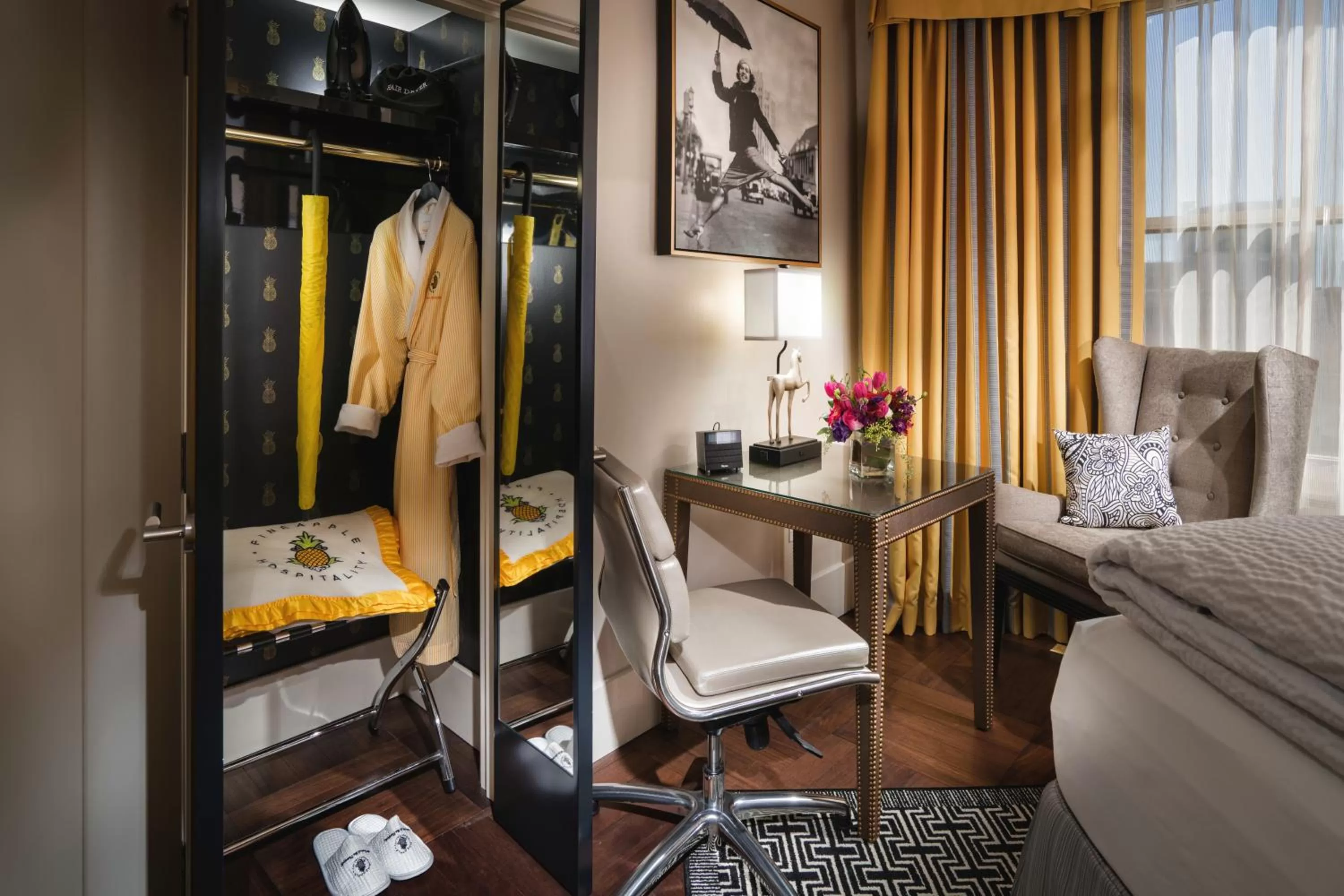 Seating area, Bed in Staypineapple, An Elegant Hotel, Union Square