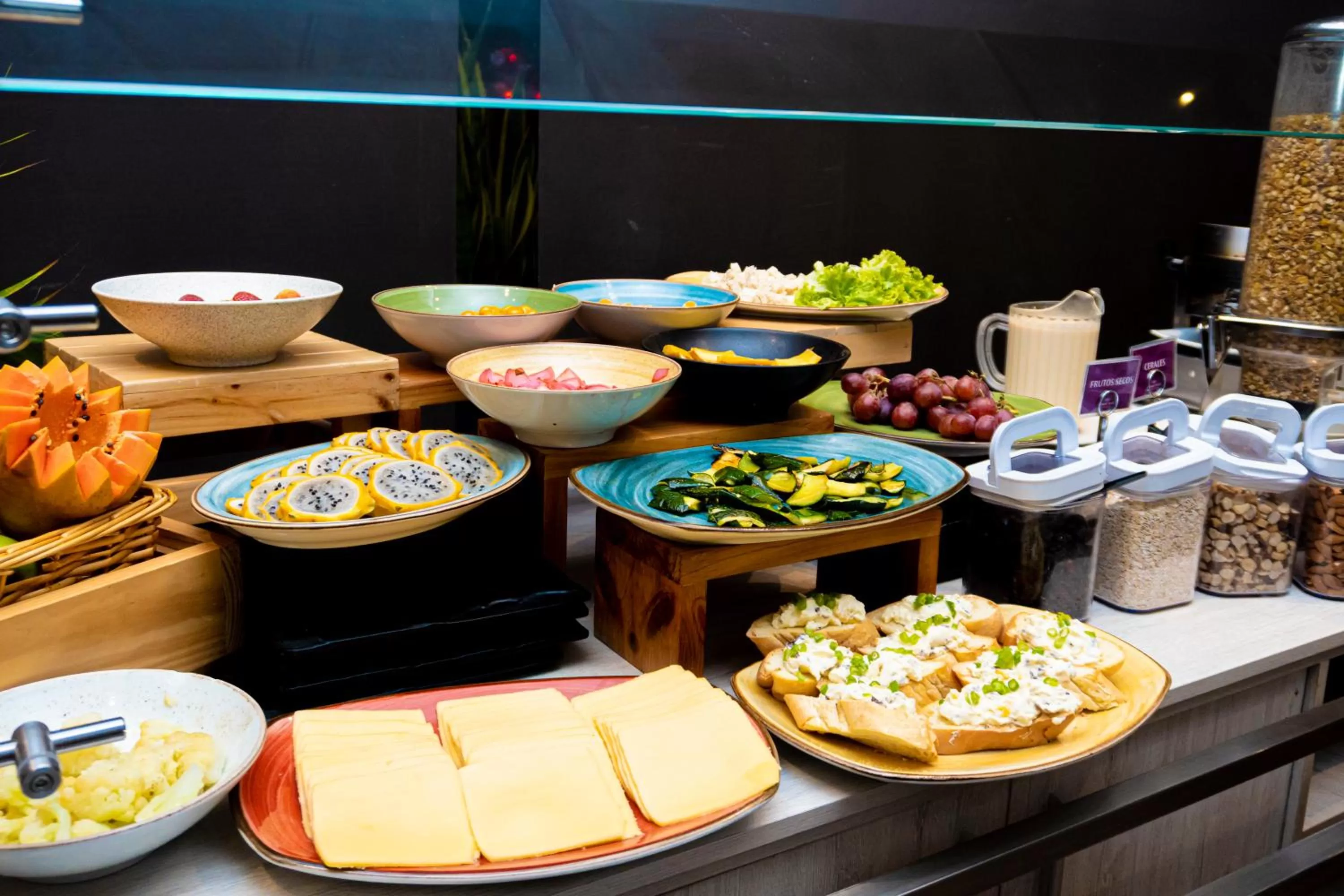 Restaurant/places to eat in Crowne Plaza Barranquilla by IHG