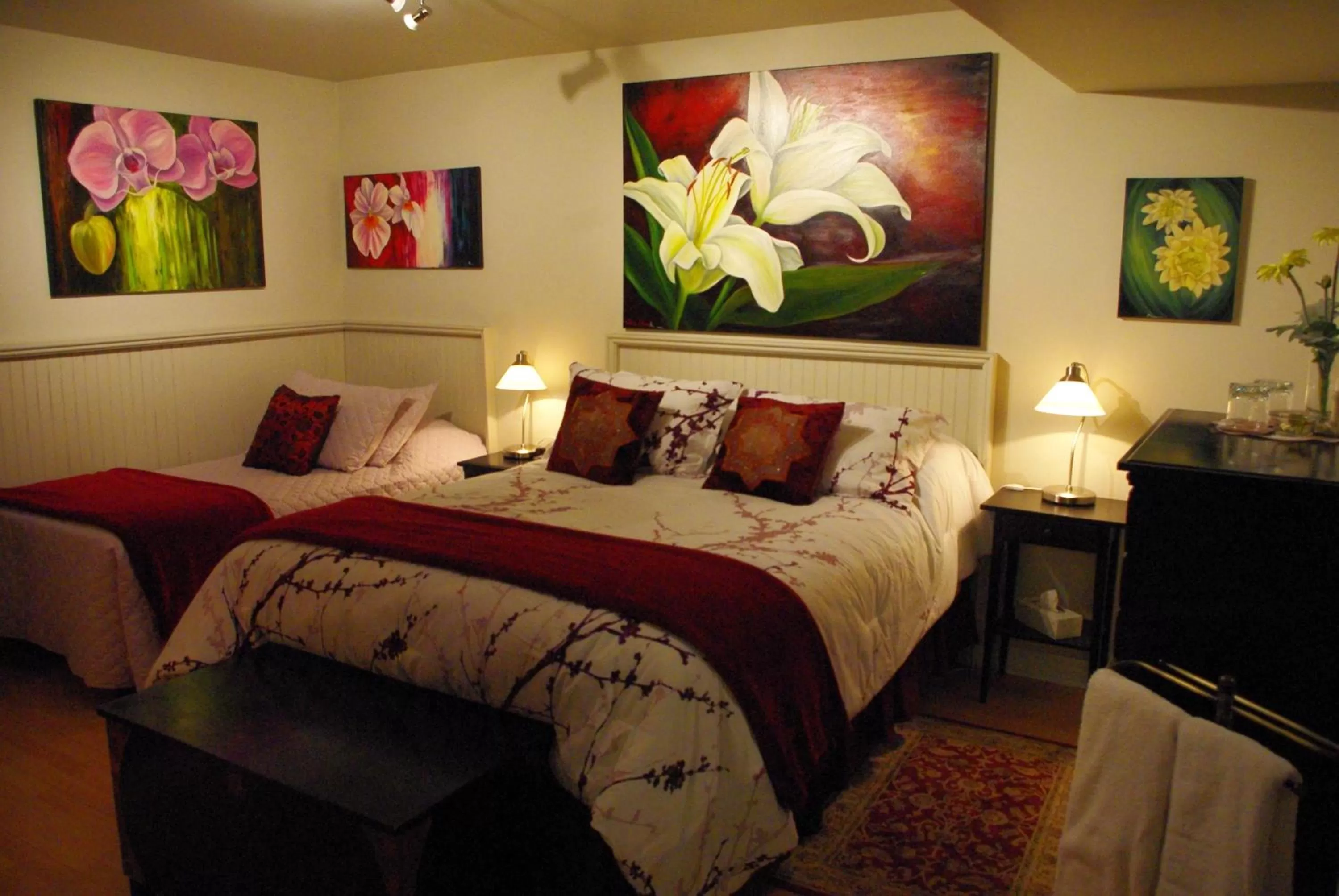 Photo of the whole room, Bed in Atelier Galerie Anne Drouin Peinture & Pension