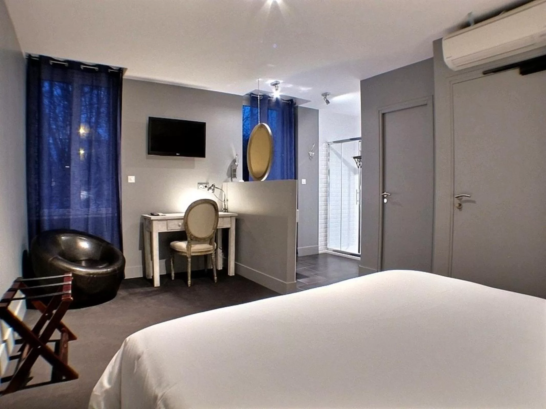 Decorative detail, TV/Entertainment Center in Hôtel 19'Cent