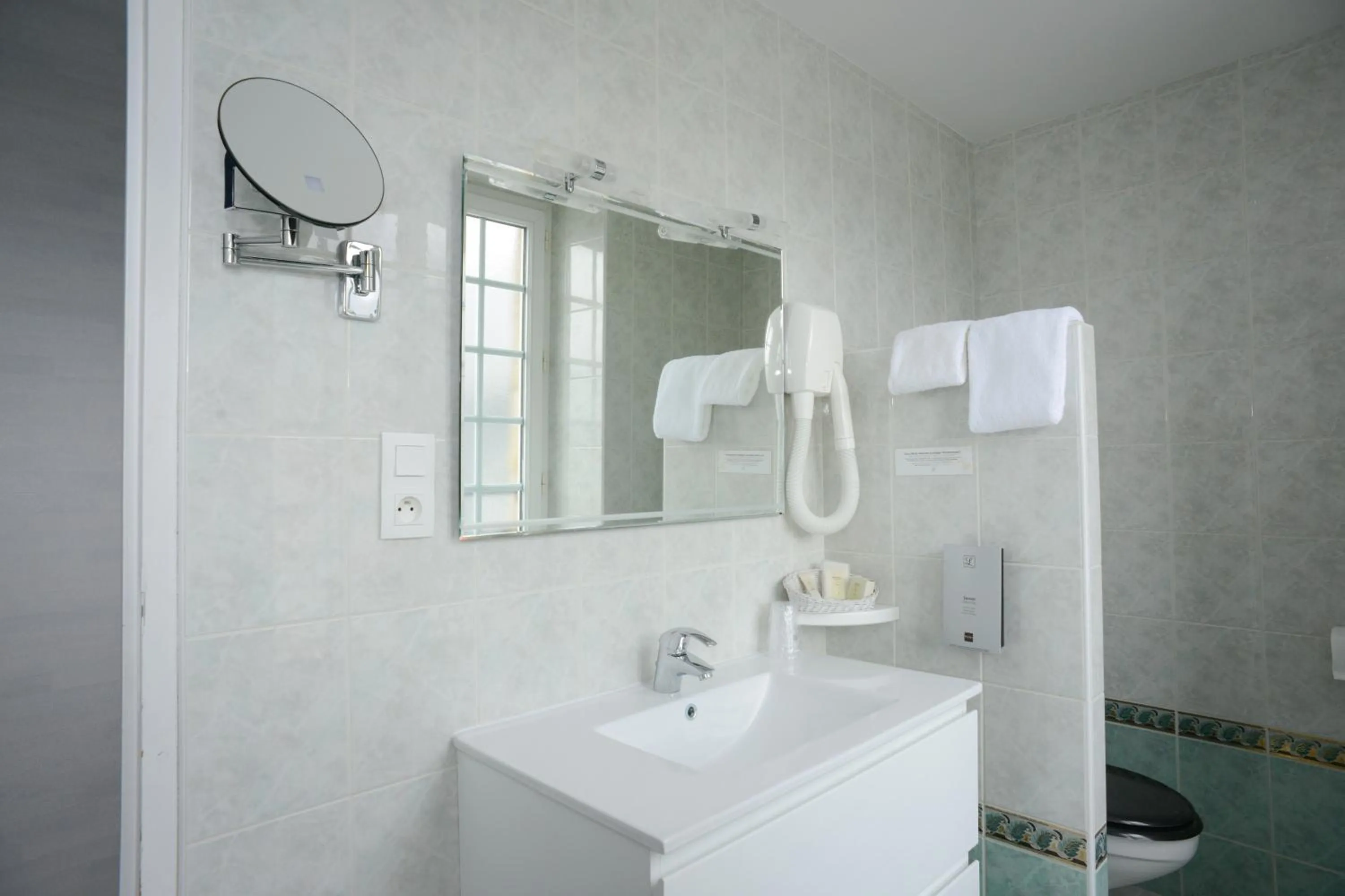 Bathroom in Hôtel de La Croix d'Or