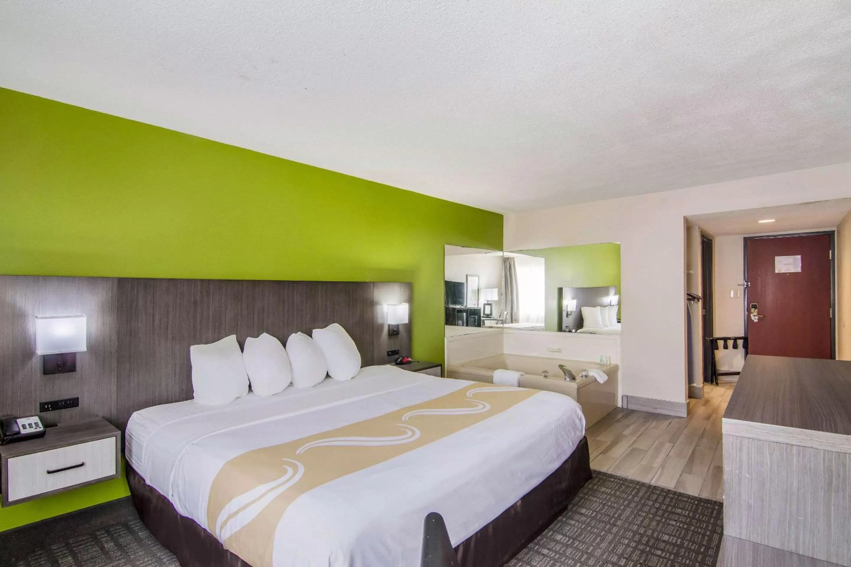 Bedroom, Bed in Quality Inn near University of Mobile