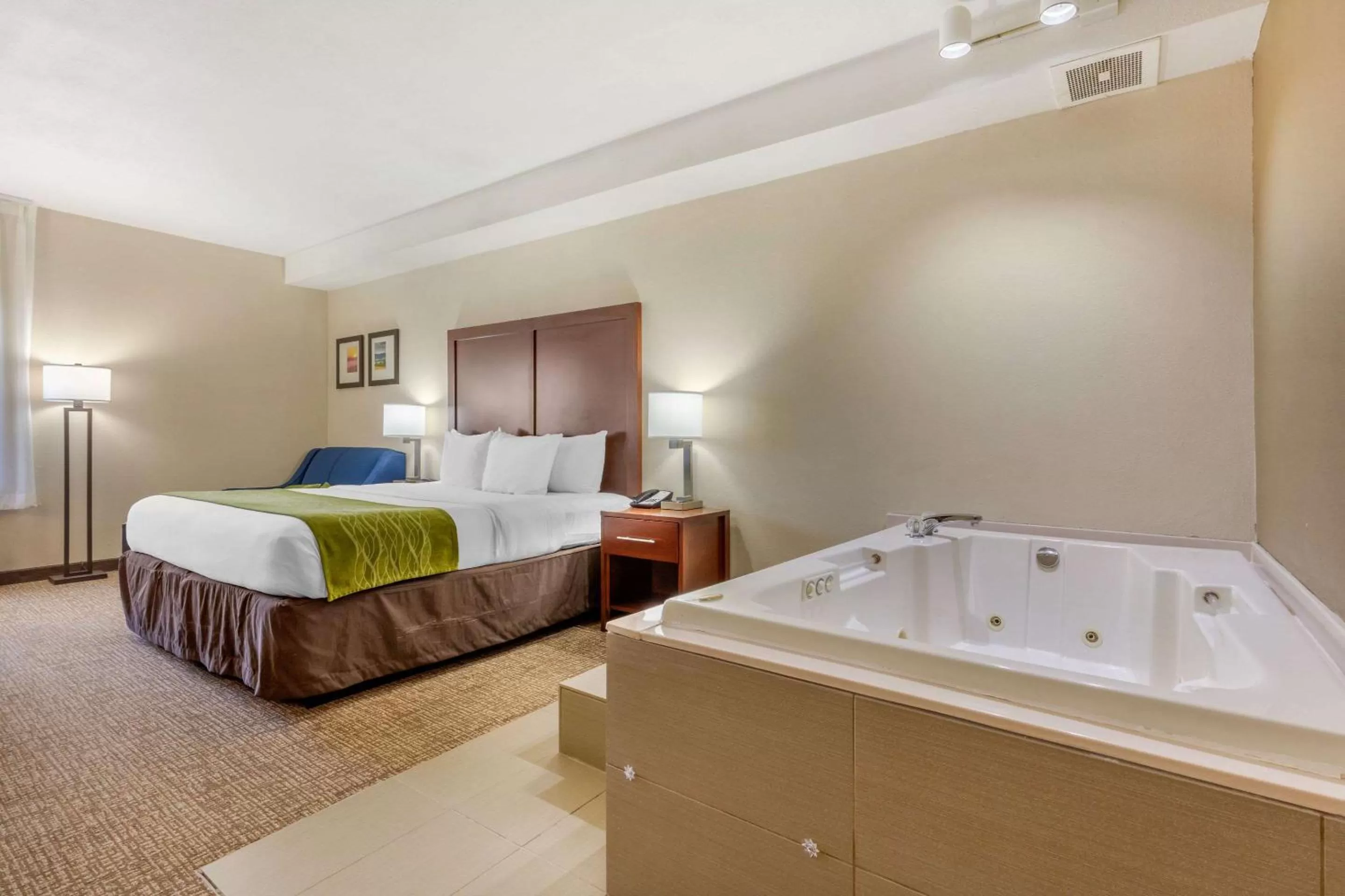 Photo of the whole room, Bed in Comfort Inn Lenoir City-Knoxville