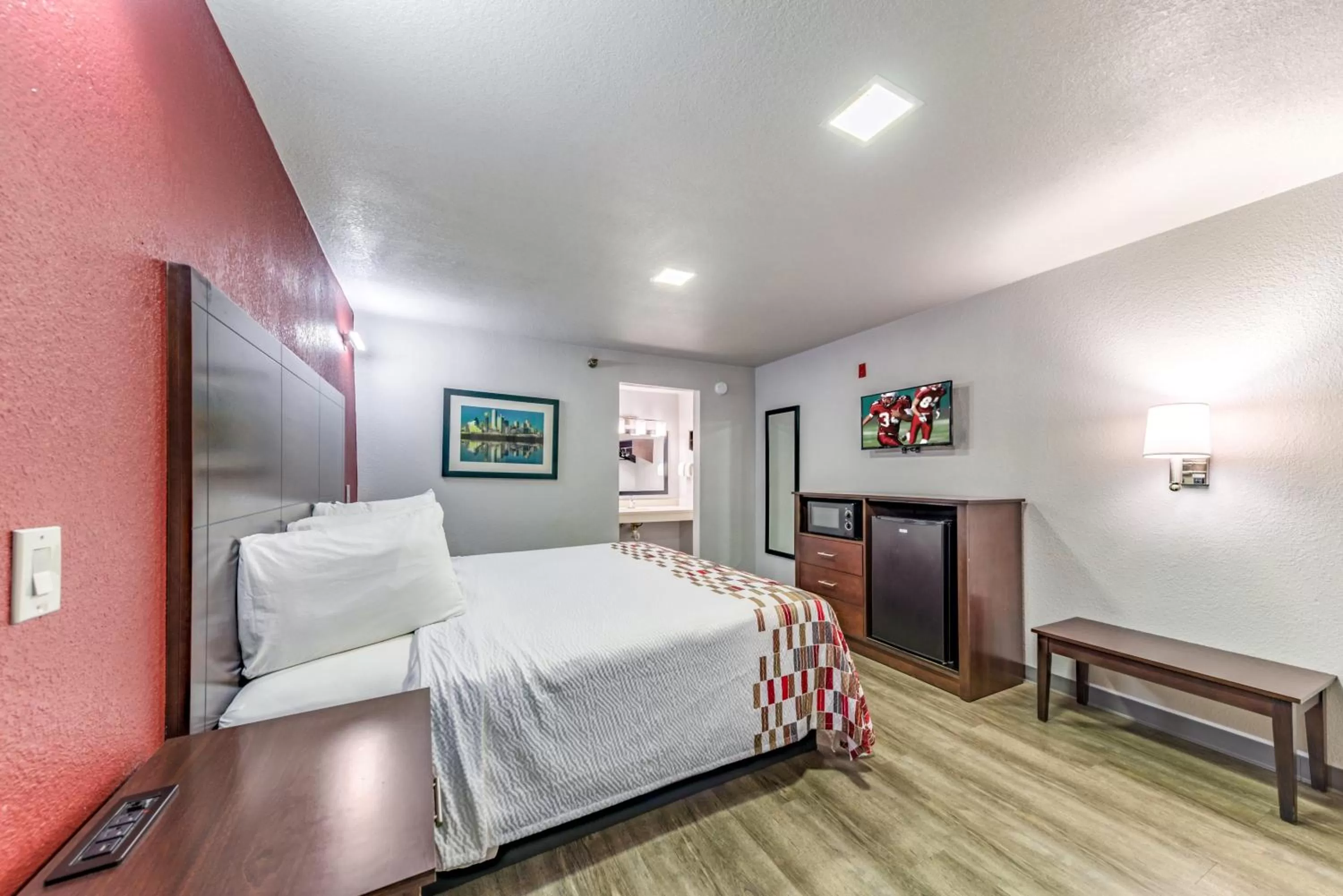 Photo of the whole room, Bed in Red Roof Inn Dallas - Mesquite Fair Park NE