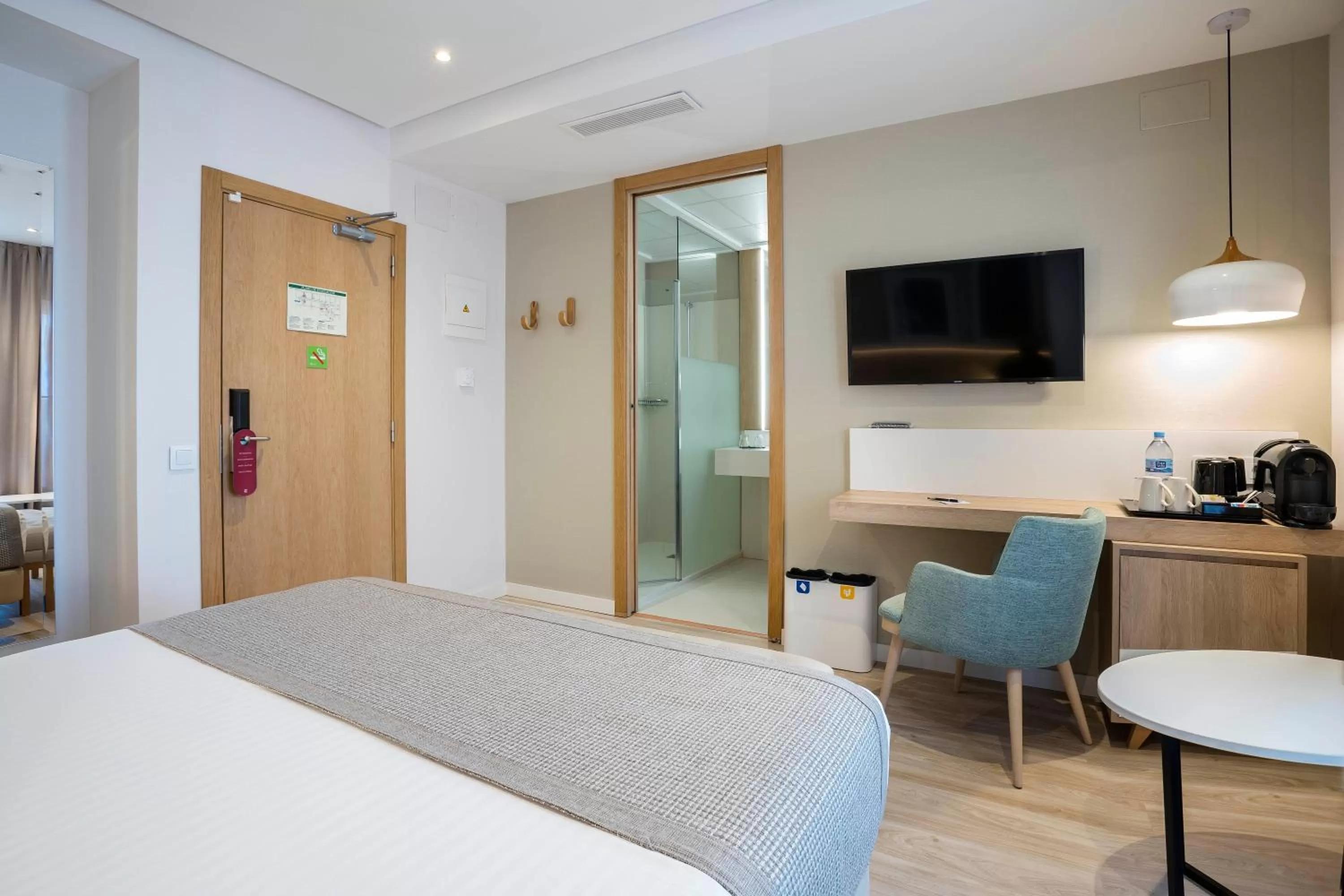 Photo of the whole room, Bed in Golden Hotel Barcelona