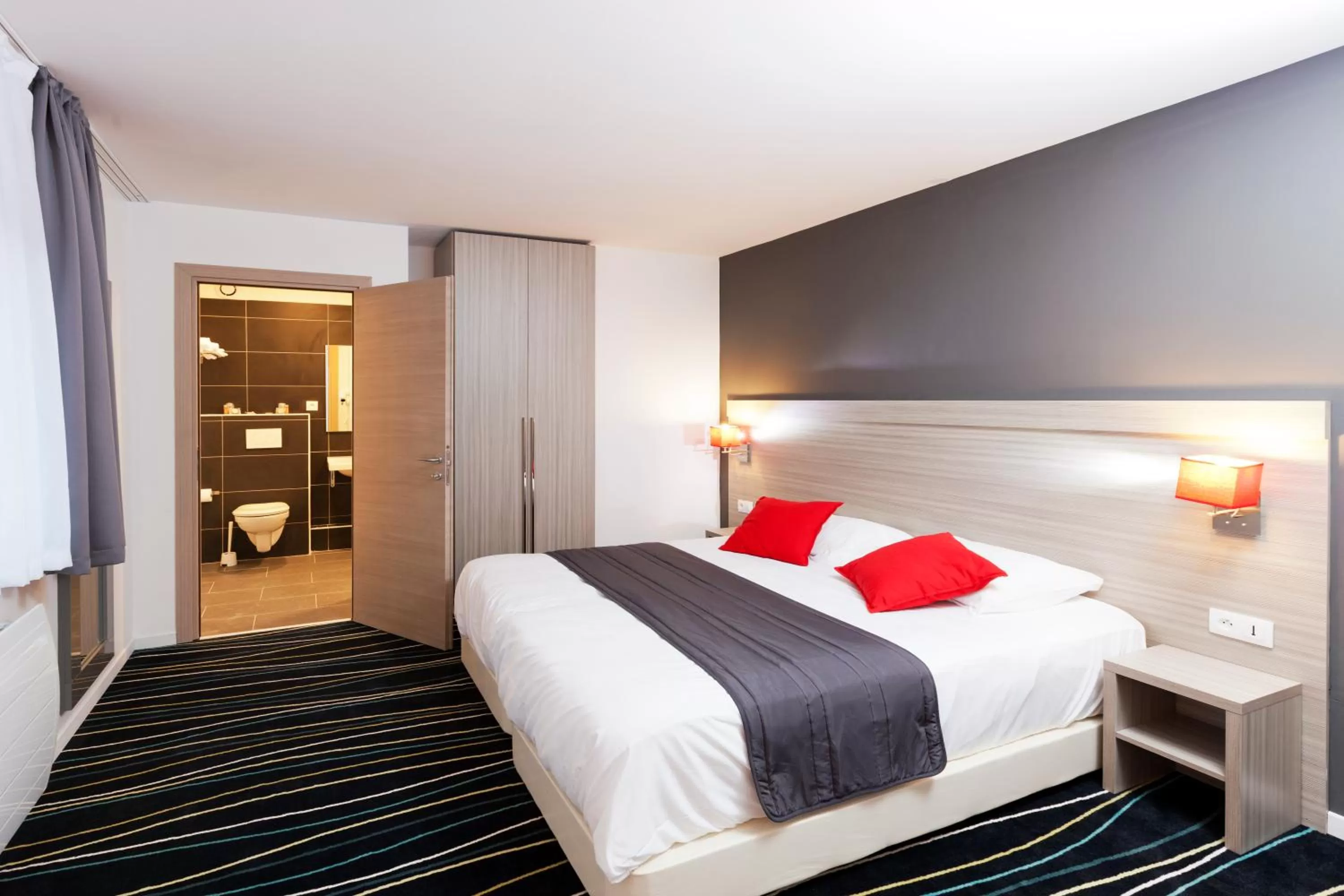 Bedroom, Bed in The Originals City, Marne-la-Vallée Est, Meaux ,GLASSY HOTEL