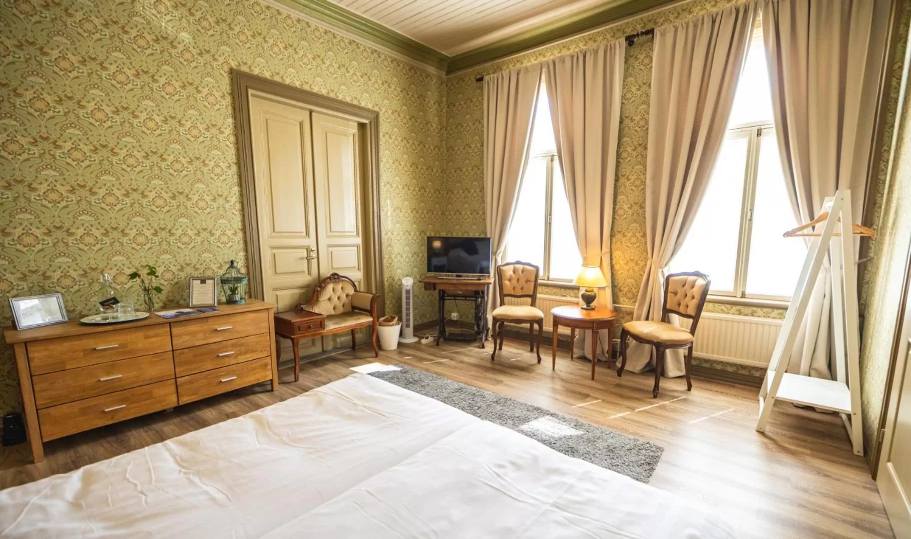 Bed in Cafe-Restaurant & Hotel Saima