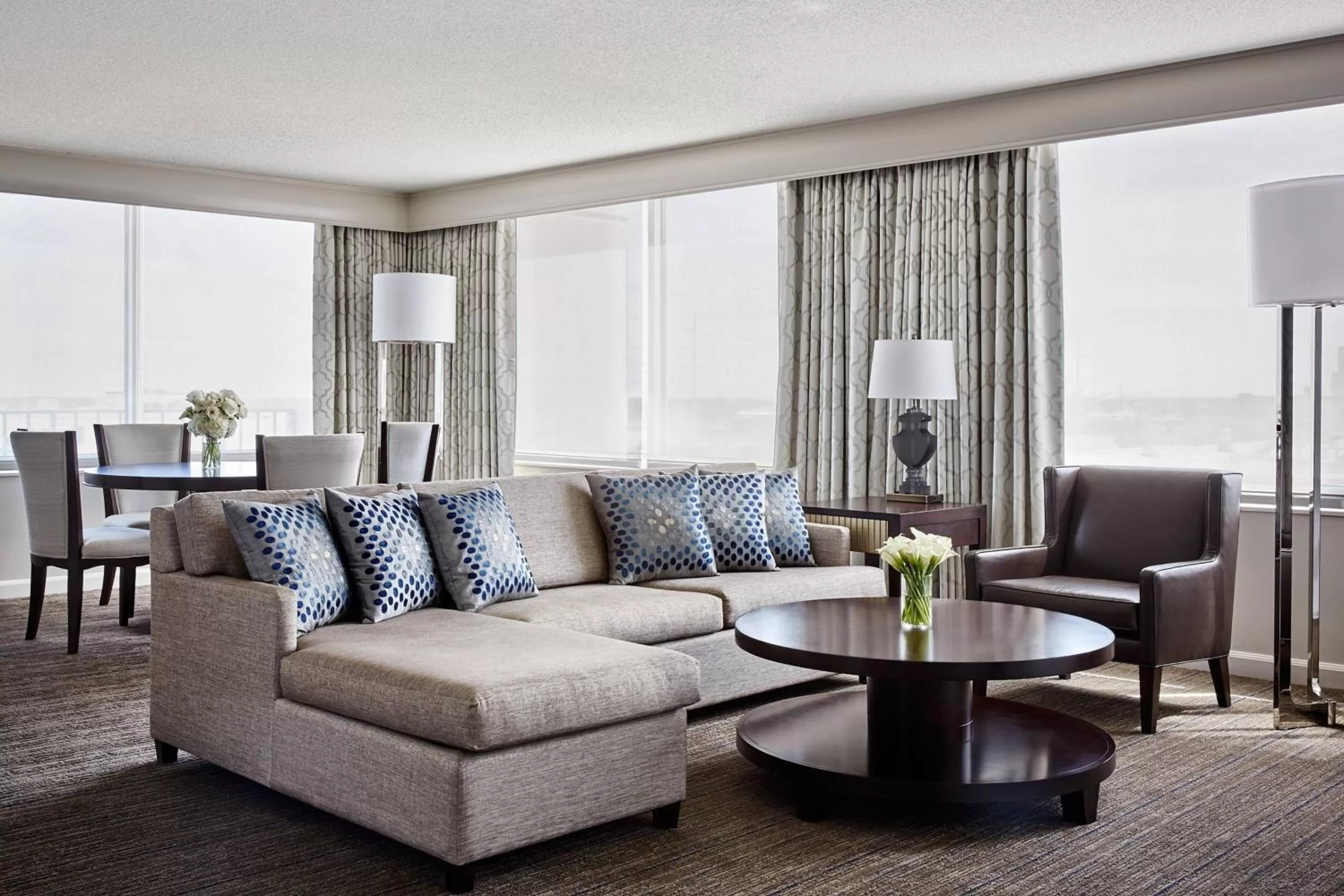 Living room in New Orleans Marriott