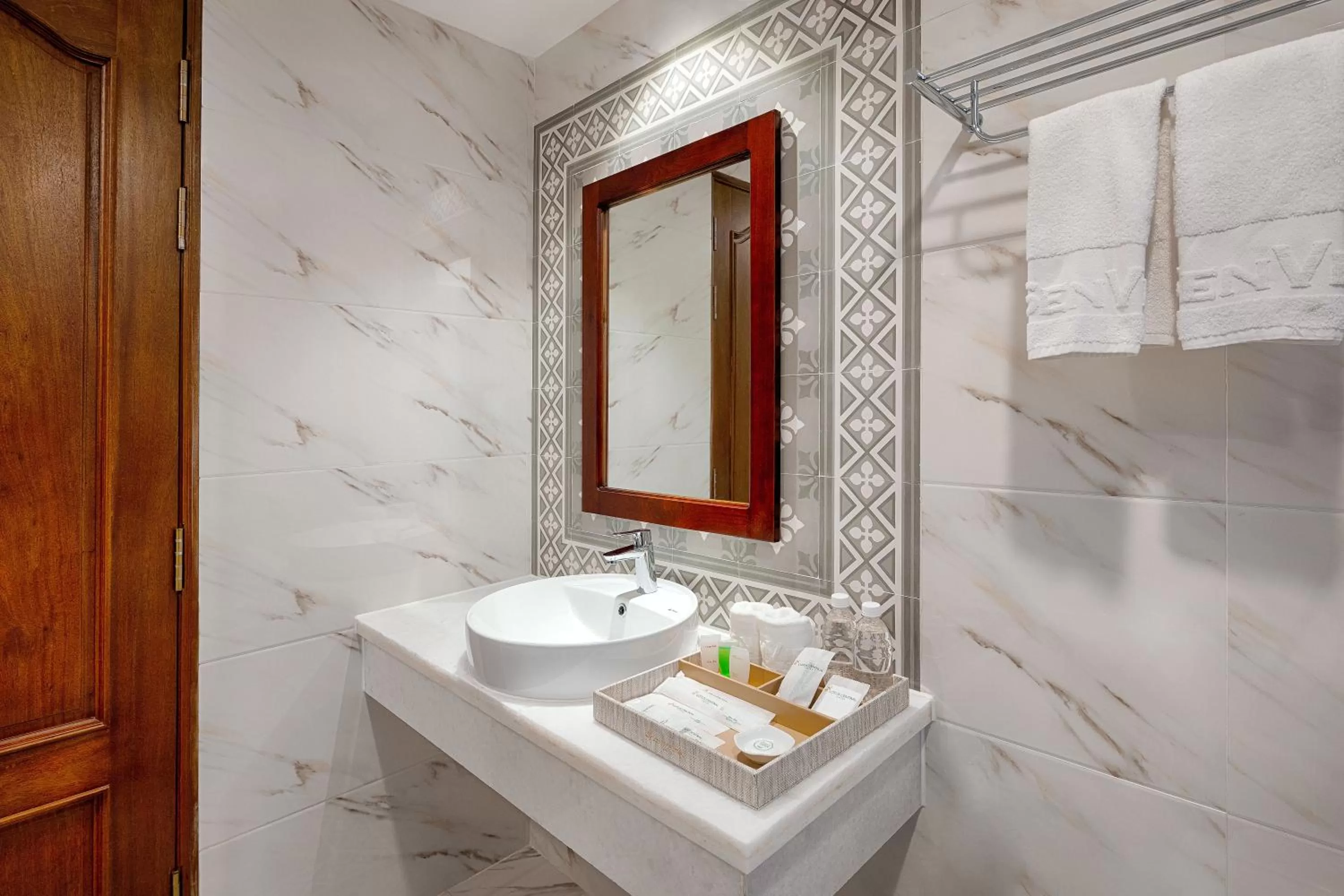 Bathroom in Happy Life Grand Hotel & Rooftop Skybar